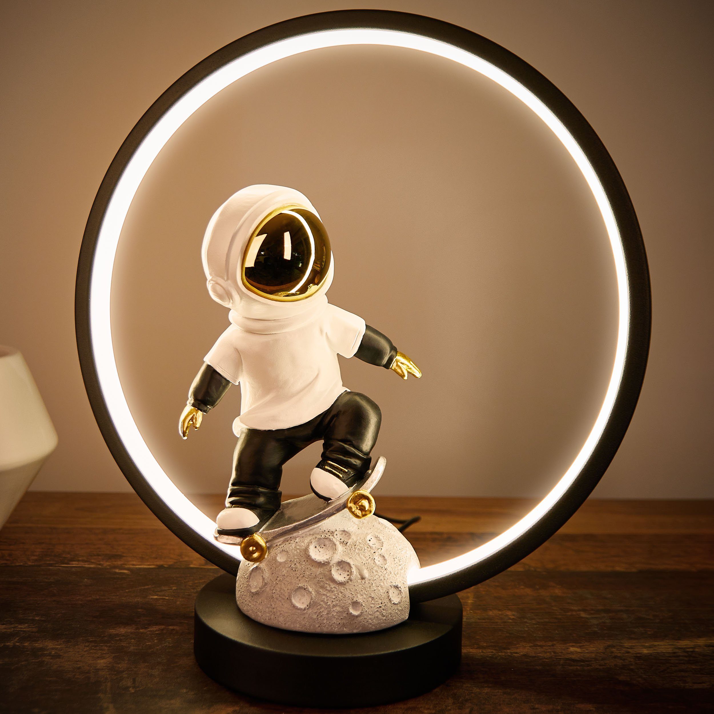 BRUBAKER LED Tischleuchte Astronaut Skateboarder auf dem Mond - 33 cm Tischlampe mit LED-Ring, mit indirekter Beleuchtung und USB-C Stecker, LED fest integriert, Handbemalte Weltraum Skateboard Nachttischlampe - Moderne Deko-Lampe