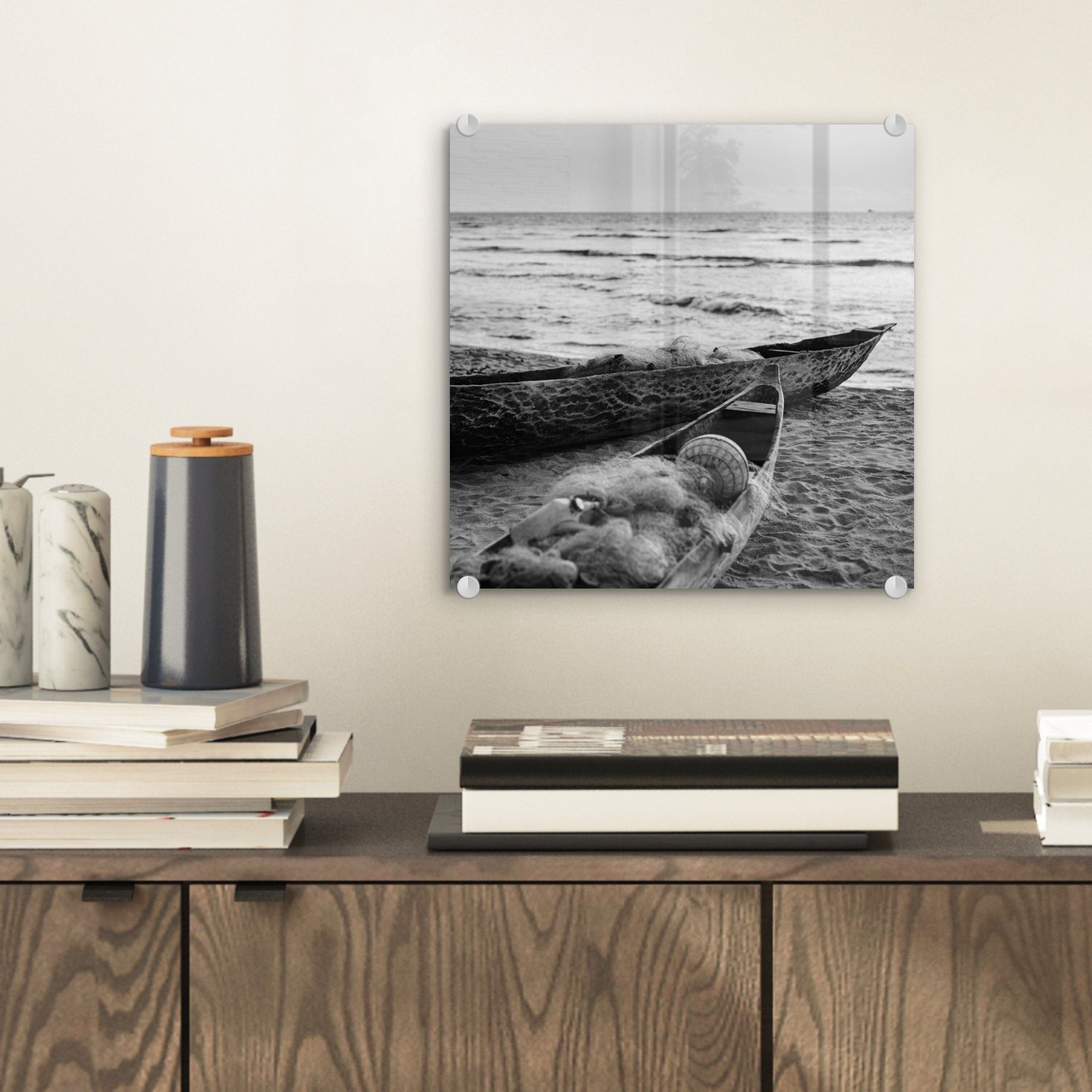 Bilder auf St), auf Boote am - schwarz Foto Glas und (1 - Acrylglasbild Wandbild Glas Strand Wanddekoration MuchoWow weiß, - Glasbilder -