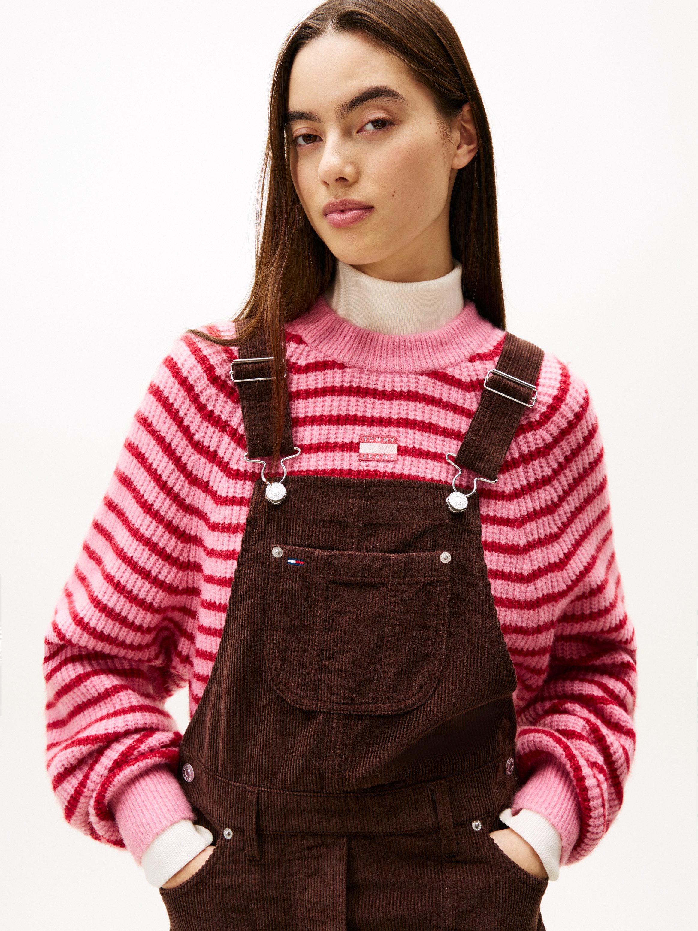 Tommy Jeans Latzkleid TJW SCRIPT CORD DUNGAREES DRESS aus angenehmer Cord Q günstig online kaufen