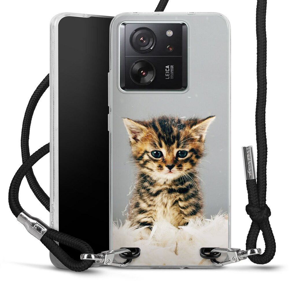 DeinDesign Handyhülle Katze Haustier Feder Kitty, Xiaomi 13T Pro Handykette Hülle mit Band Case zum Umhängen