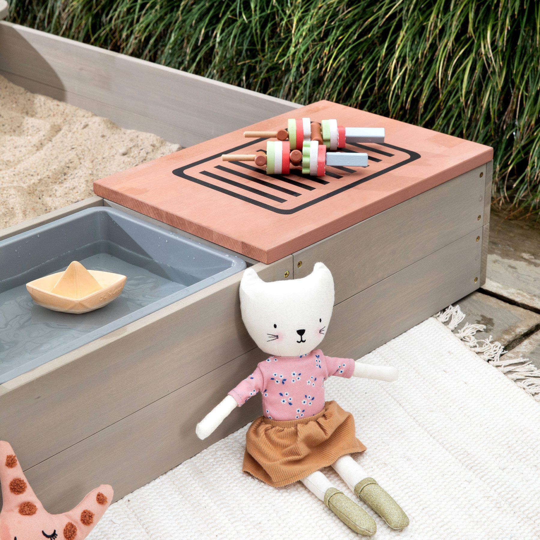 MUDDY BUDDY® Sandkasten Wild Bear, mit Matschwanne, Grill, Kochfeld, warmgrau/puderrosa