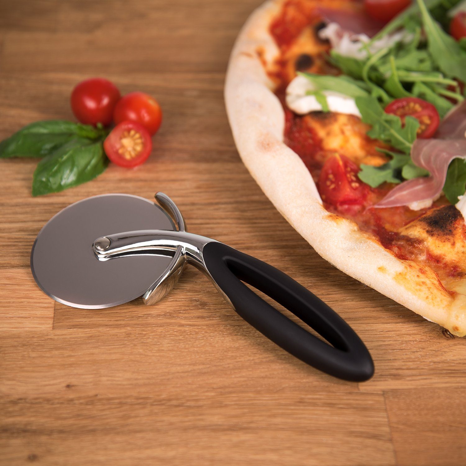 rostfreies und und Pizzaroller ergonomischen Fingerschutz aus Pizzaschneider Edelstahl mit Rad 100% Blumtal stabilem Edelstahl doppelseitigen Griff, Schliff, mit