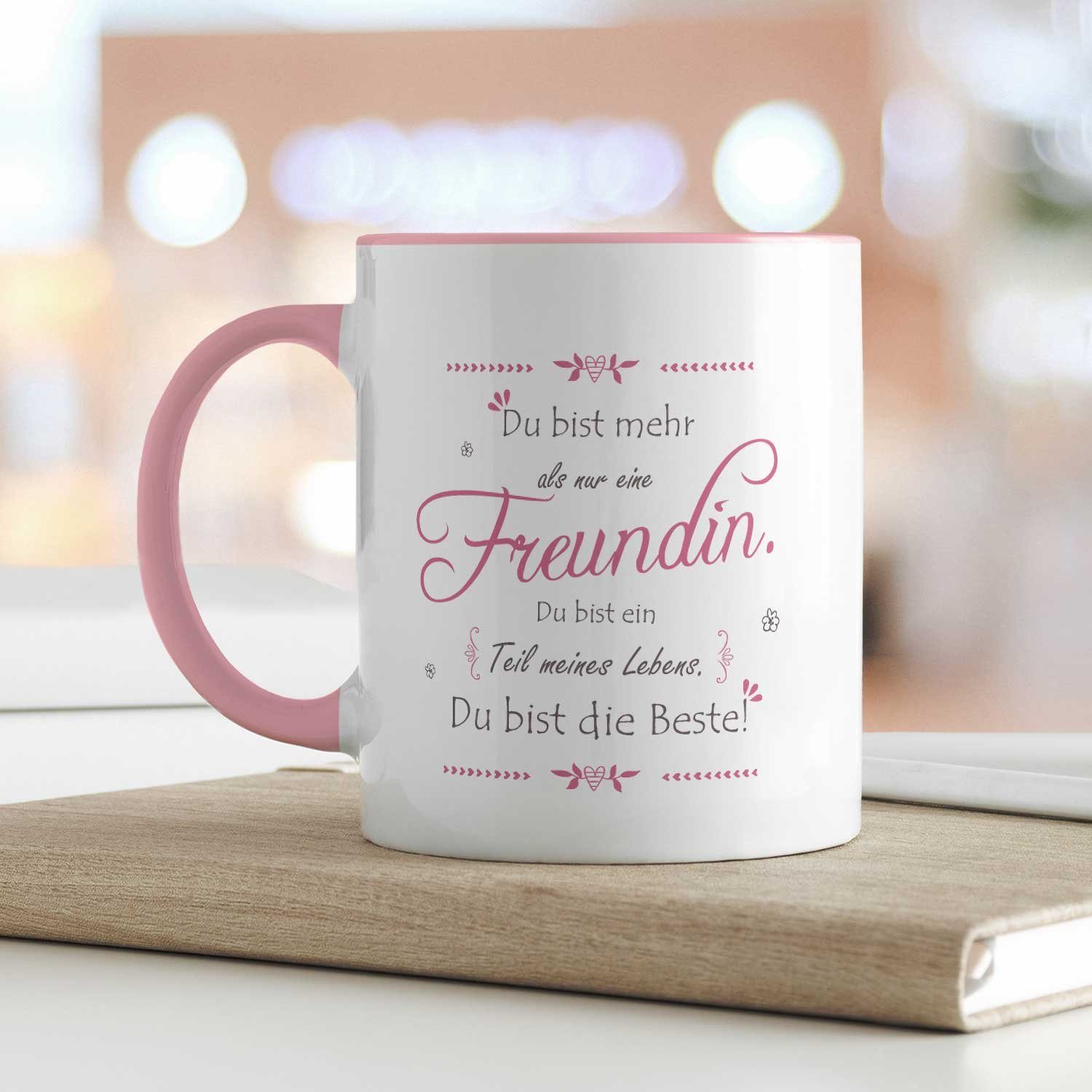 GRAVURZEILE Tasse mit Spruch - Du bist mehr als nur eine Freundin - Herzliches Geschenk, aus Keramik - Spülmaschinenfest, Farbe: Rosa