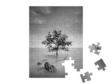puzzleYOU Puzzle Baum im Meer, schwarz-weiß, 48 Puzzleteile, puzzleYOU-Kollektionen Fotokunst