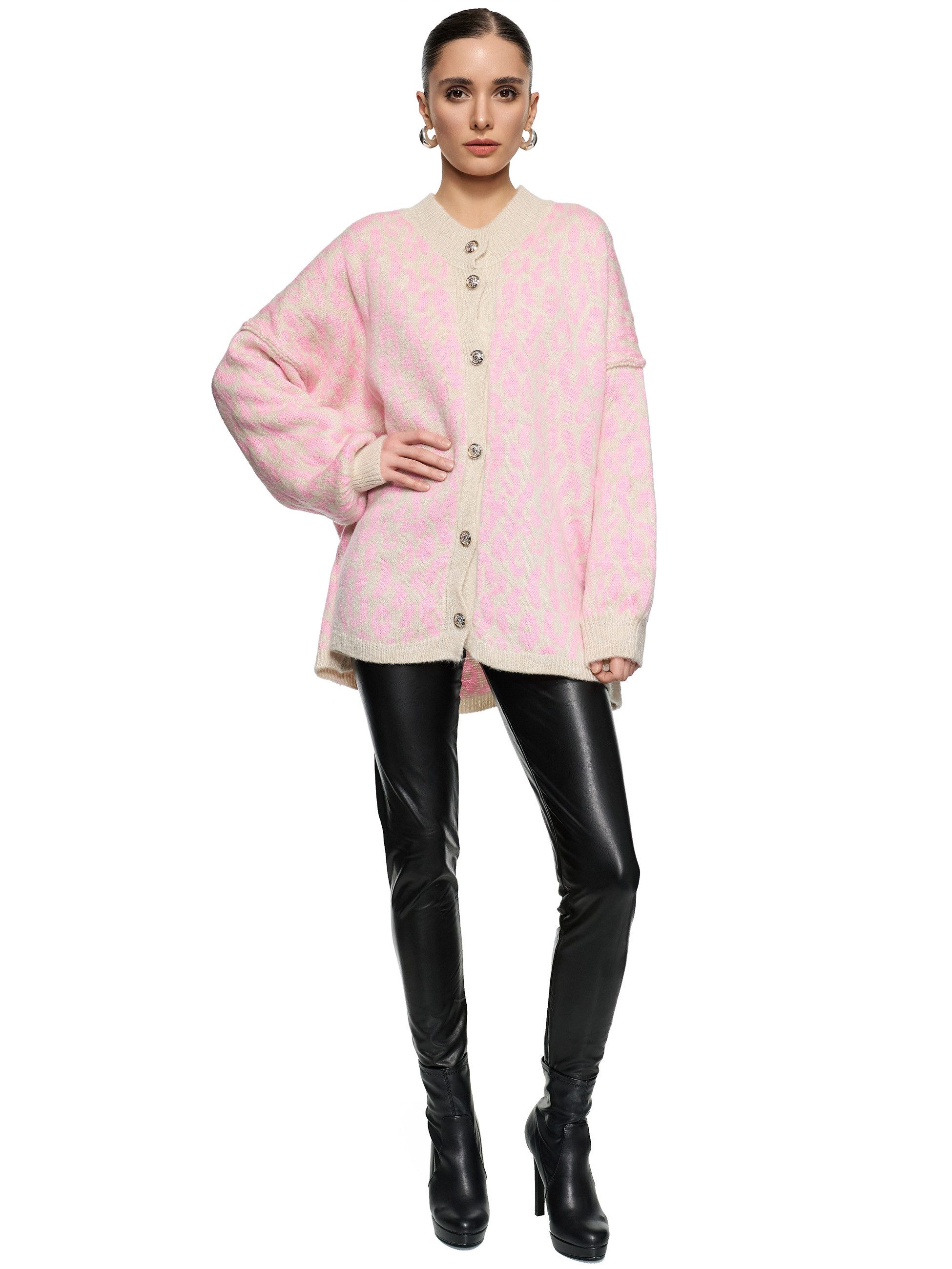 Worldclassca Cardigan WORLDCLASSCA Damen Cardigan Oversize Strickjacke Knöpfen Leopard Look Neue Kollektion - Stilvolle und gemütliche Strickmode für Damen – Bild 2 von 5