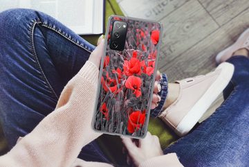 MuchoWow Handyhülle Rote Mohnblumen in einem Schwarz-Weiß-Bild, Phone Case, Handyhülle Samsung Galaxy S20 FE, Silikon, Schutzhülle