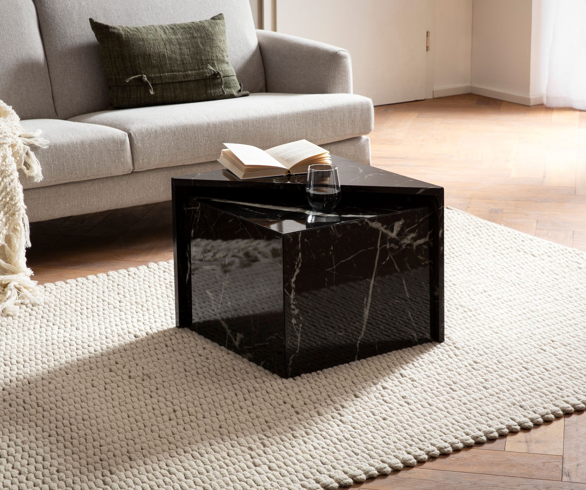 FINEBUY Satztisch Couchtisch Sofatisch MONOBLOC 2er Set Hochglanz Marmor Optik Dreieckig (Couchtisch 2er Set Schwarz Hochglanz Marmor Optik), Wohnzimmertisch Modern, Sofatisch MONOBLOC