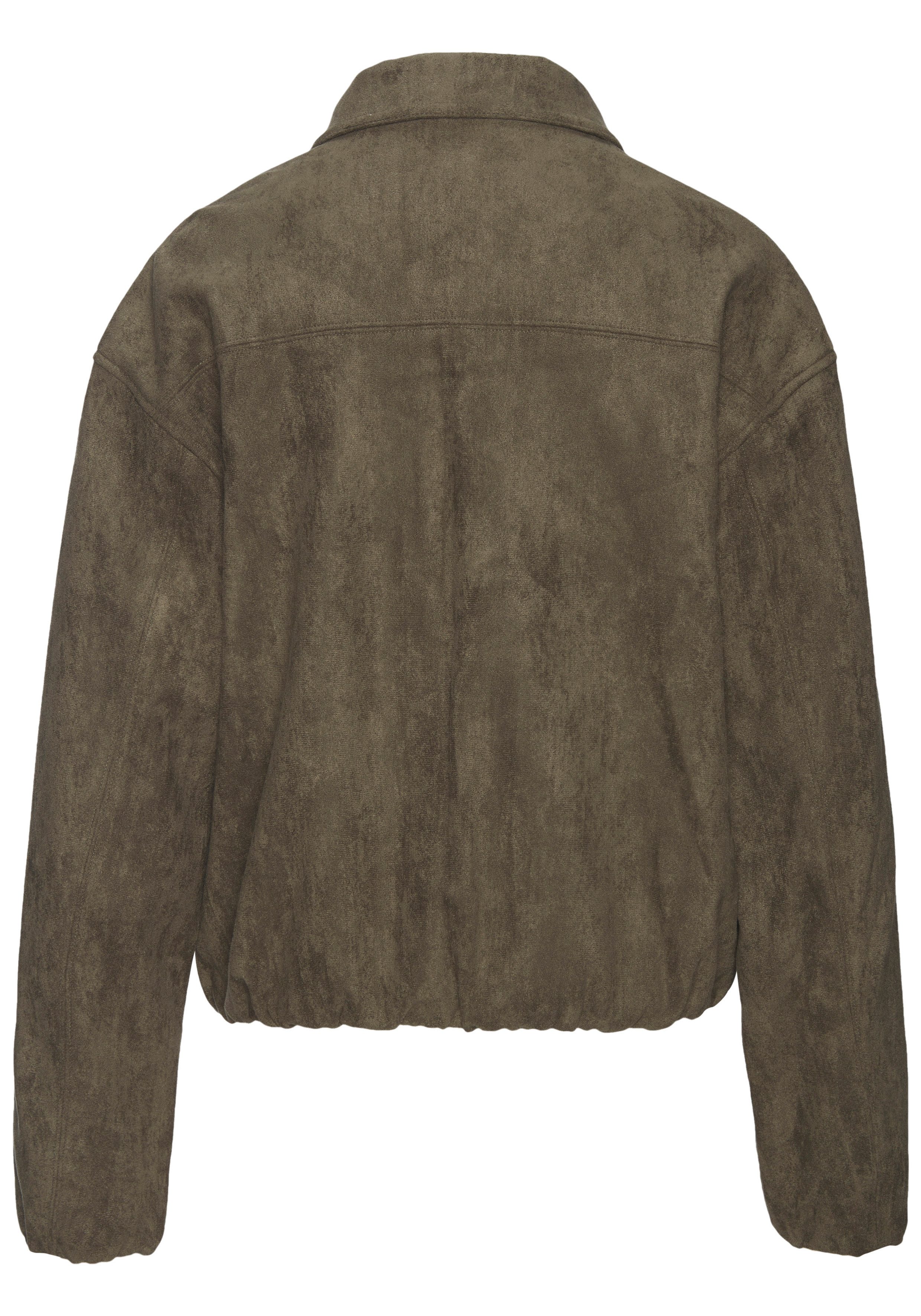 LASCANA Lederimitatjacke in Veloursleder-Optik mit verdecktem Reißverschluss vorne, Oversize modische Übergangsjacke aus Velourlederimitat, kurze Lederimitatjac – Bild 4 von 5