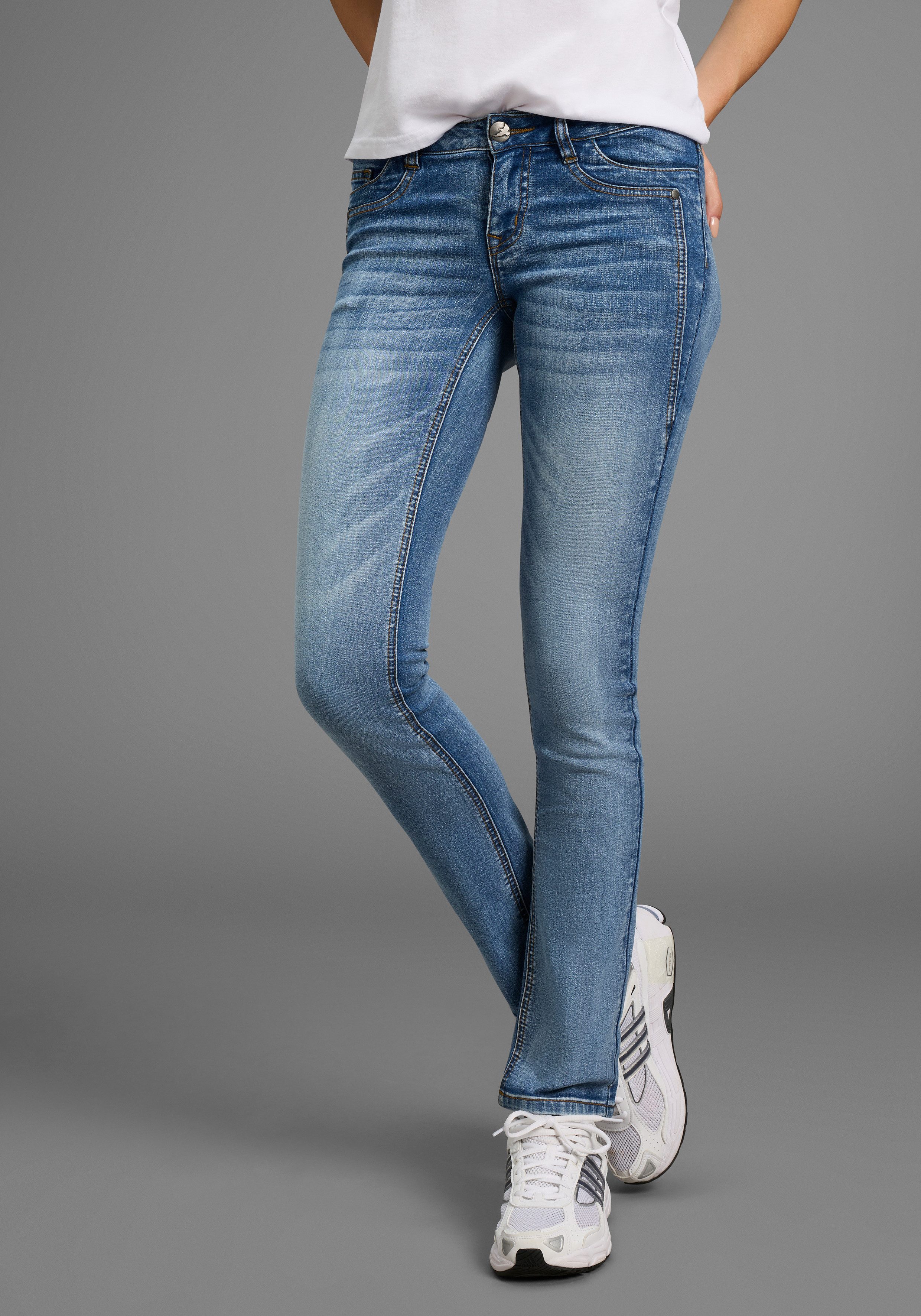 Arizona Comfort-fit-Jeans mit Keileinsätzen niedrige Leibhöhe