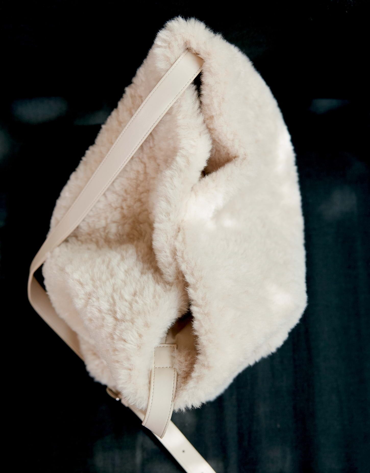 OPUS Umhängetasche Aplushy bag aus Teddyfell, Flauschige Umhängetasche aus Teddyfell mit Magnetverschluss – Bild 4 von 5