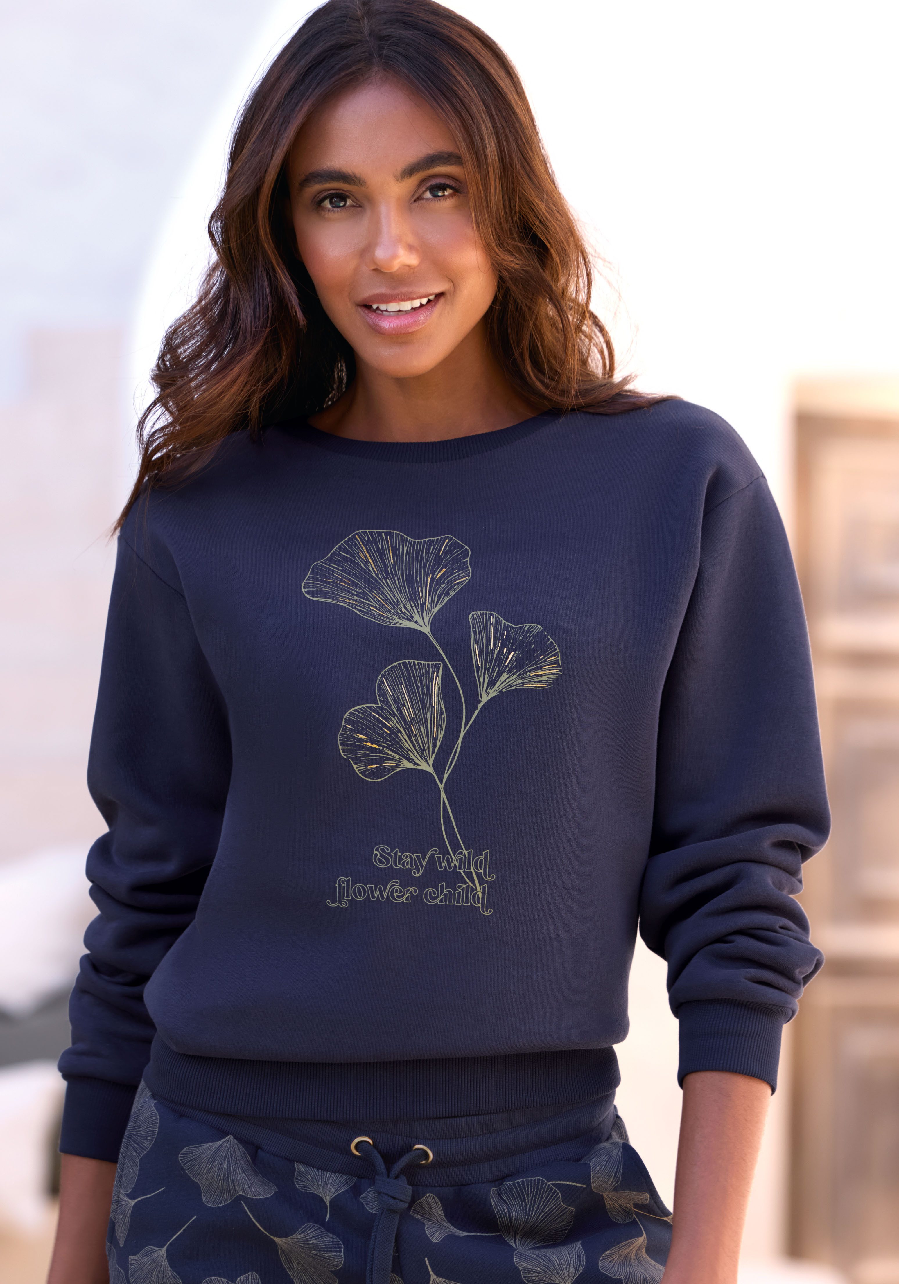 LASCANA Sweatshirt mit glänzenden Druckdetails, Loungewear