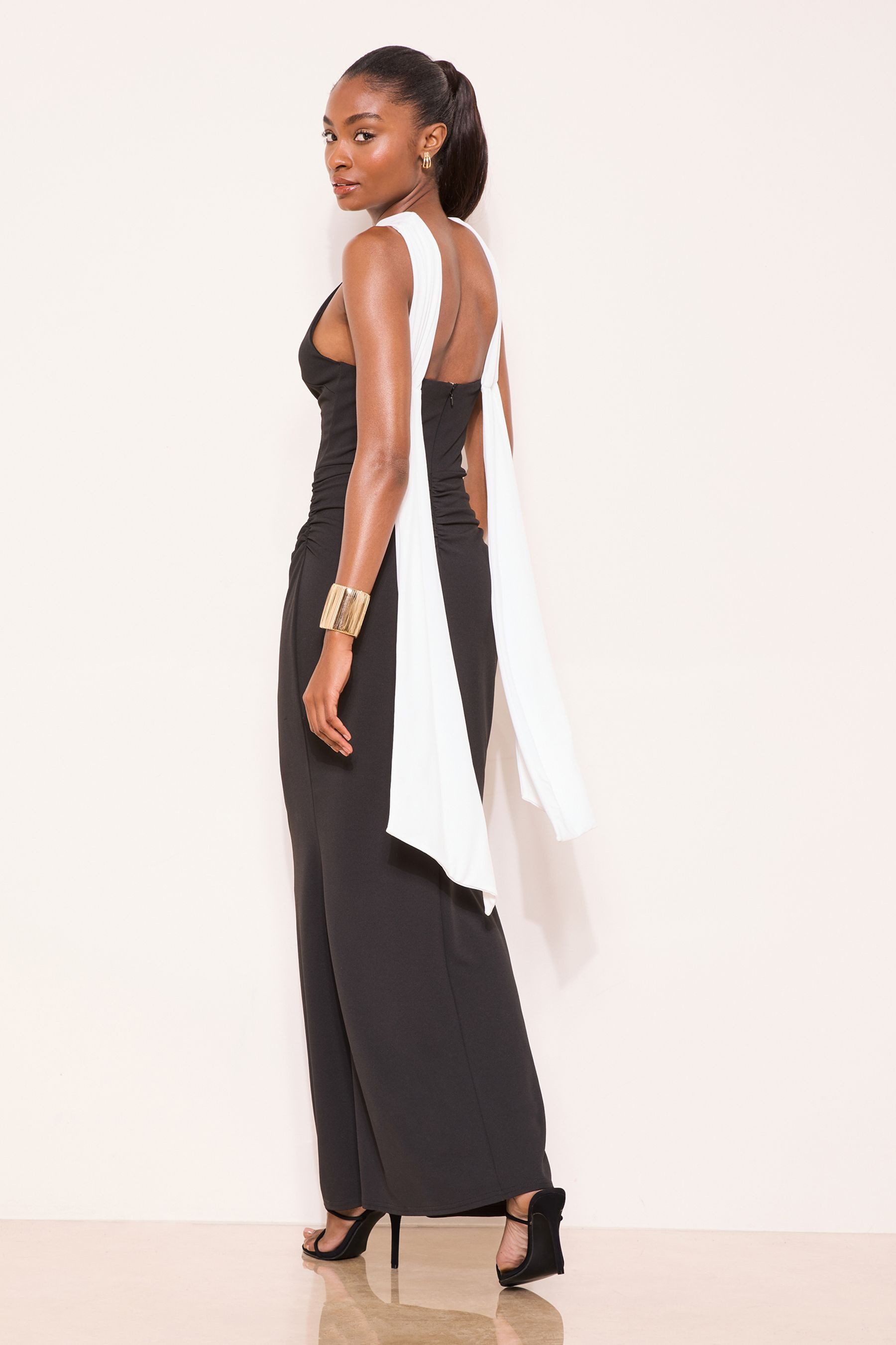 LIPSY Maxikleid Lipsy drapiertes Maxikleid mit Schal, Kurzgröße (1-tlg) günstig online kaufen