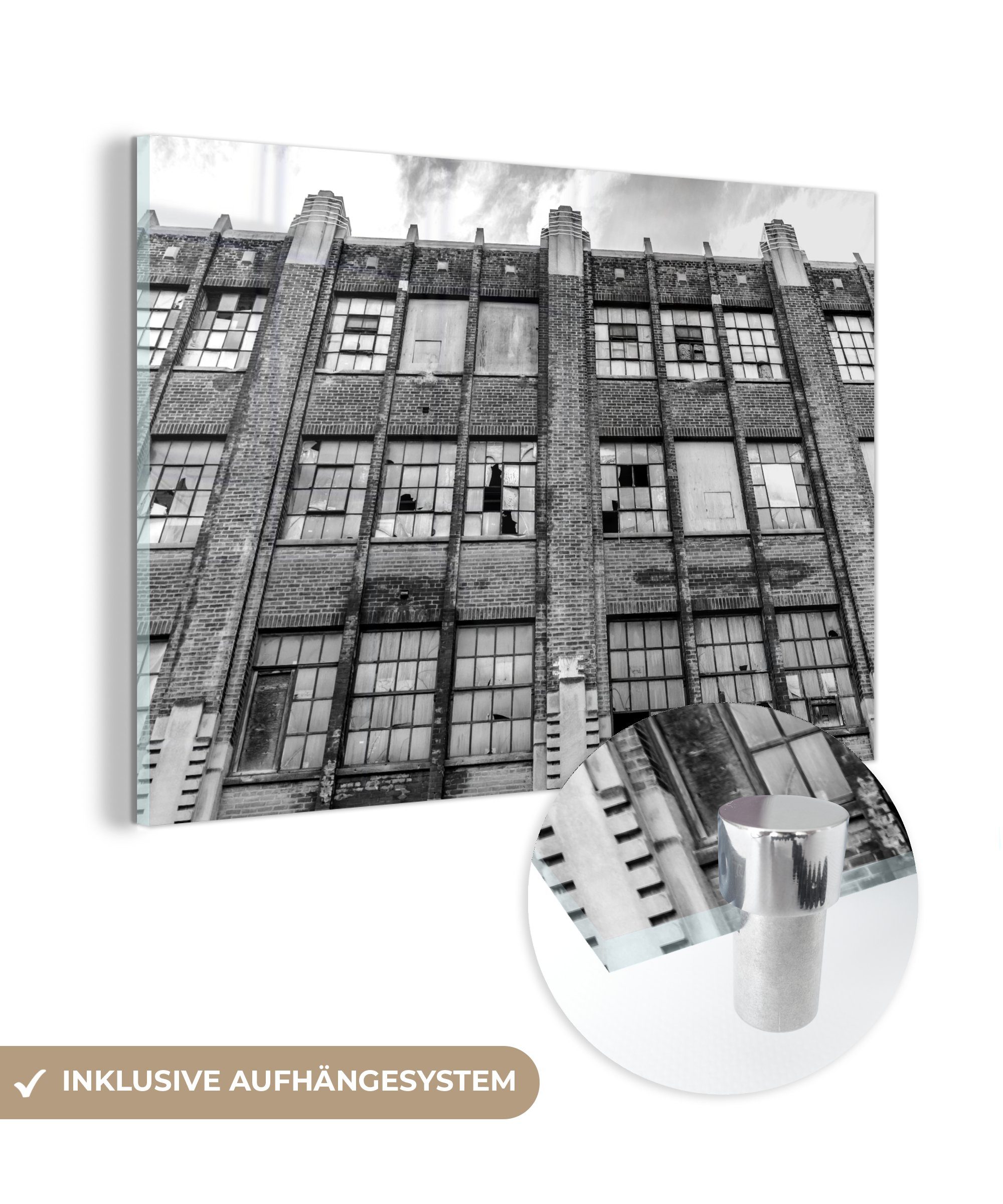 MuchoWow Acrylglasbild Verlassenes Gebäude mit eingeschlagenen Fenstern - schwarz und weiß, (1 St), Acrylglasbilder Wohnzimmer & Schlafzimmer