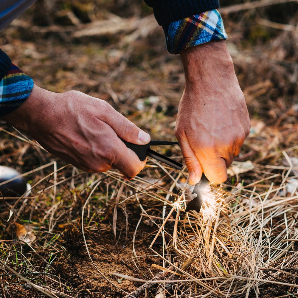 NILS CAMP Stabanzünder NC1793 Feuerstahl Outdoor-Anzünder (1-St., Zündstahl), integrierte Signalpfeife für zusätzliche Sicherheit im Notfall