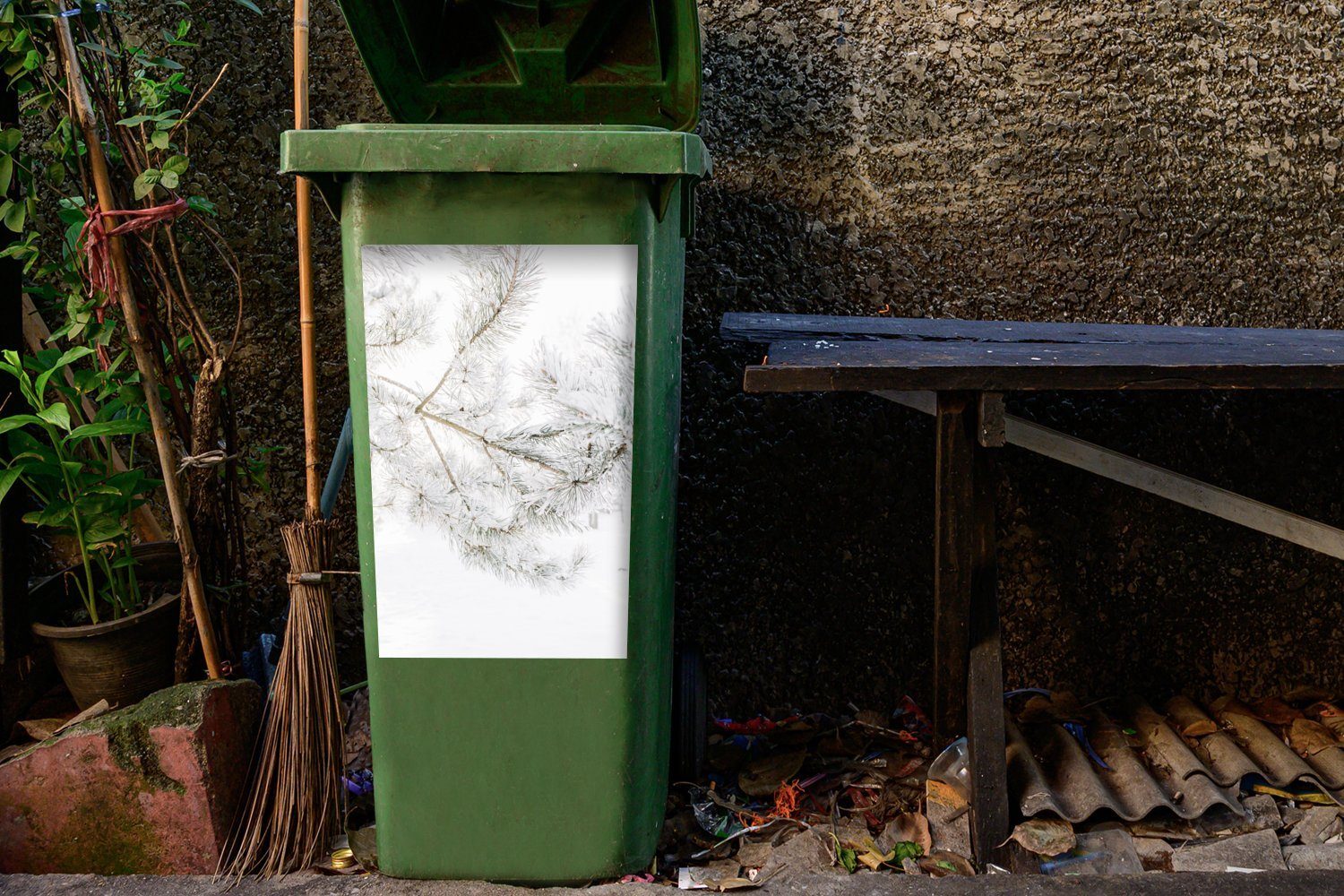 Sticker, Abfalbehälter Zweige - Wandsticker St), Schnee (1 Mülltonne, - Winter Container, Mülleimer-aufkleber, MuchoWow