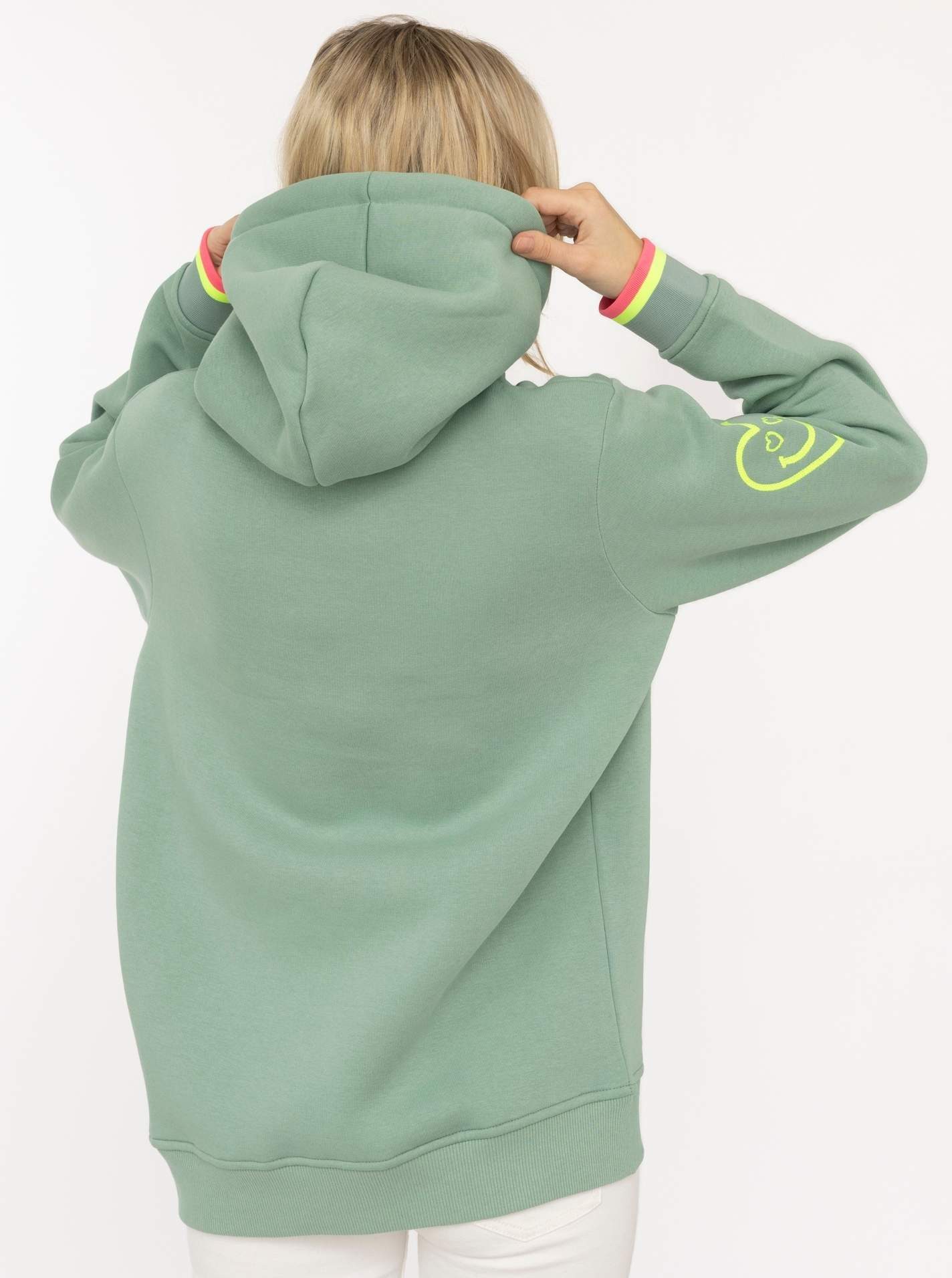 Zwillingsherz Hoodie "I'M OK" großer Print vorne, gestreifte Ärmelbündchen, Herz Stickerei am Arm – Bild 3 von 5