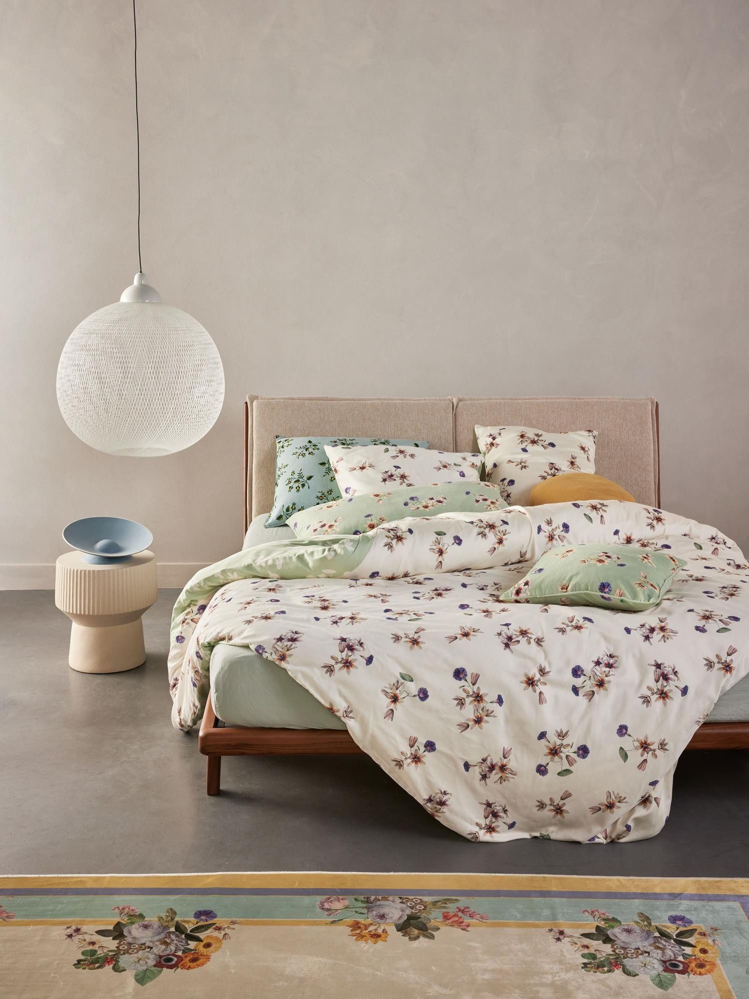 Essenza Dekokissen Fiora, aus recyceltem Samt mit Blumenprint