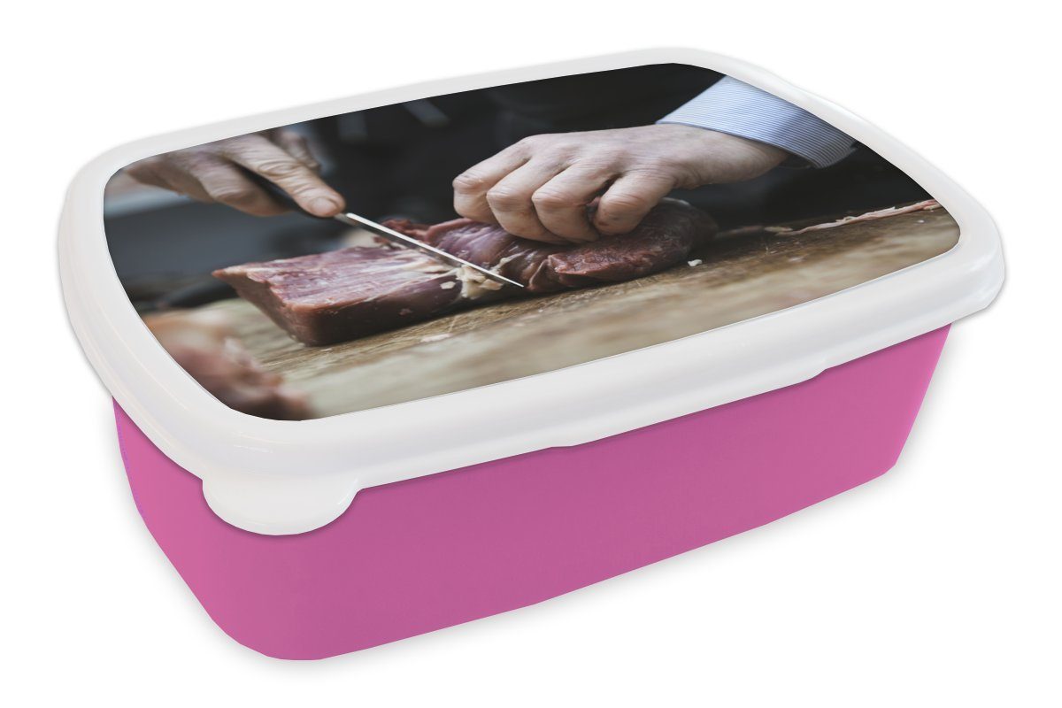 MuchoWow Lunchbox Der Metzger schneidet das Fleisch im Laden, Kunststoff, (2-tlg), Brotbox für Erwachsene, Brotdose Kinder, Snackbox, Mädchen, Kunststoff rosa
