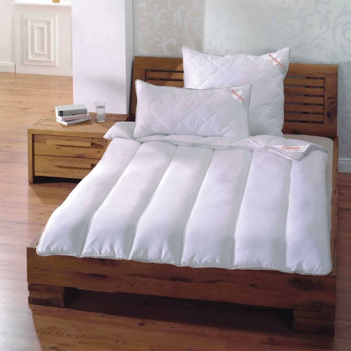Bestlivings Bettdecke + Kopfkissen, Bezug: Polyester, Microfaser, Hochwertige Bettdecke 200x200cm "Antibakterielle Sanitized® Hygienefunktion", waschbar bis 95 Grad, Hausstauballergiker geeignet