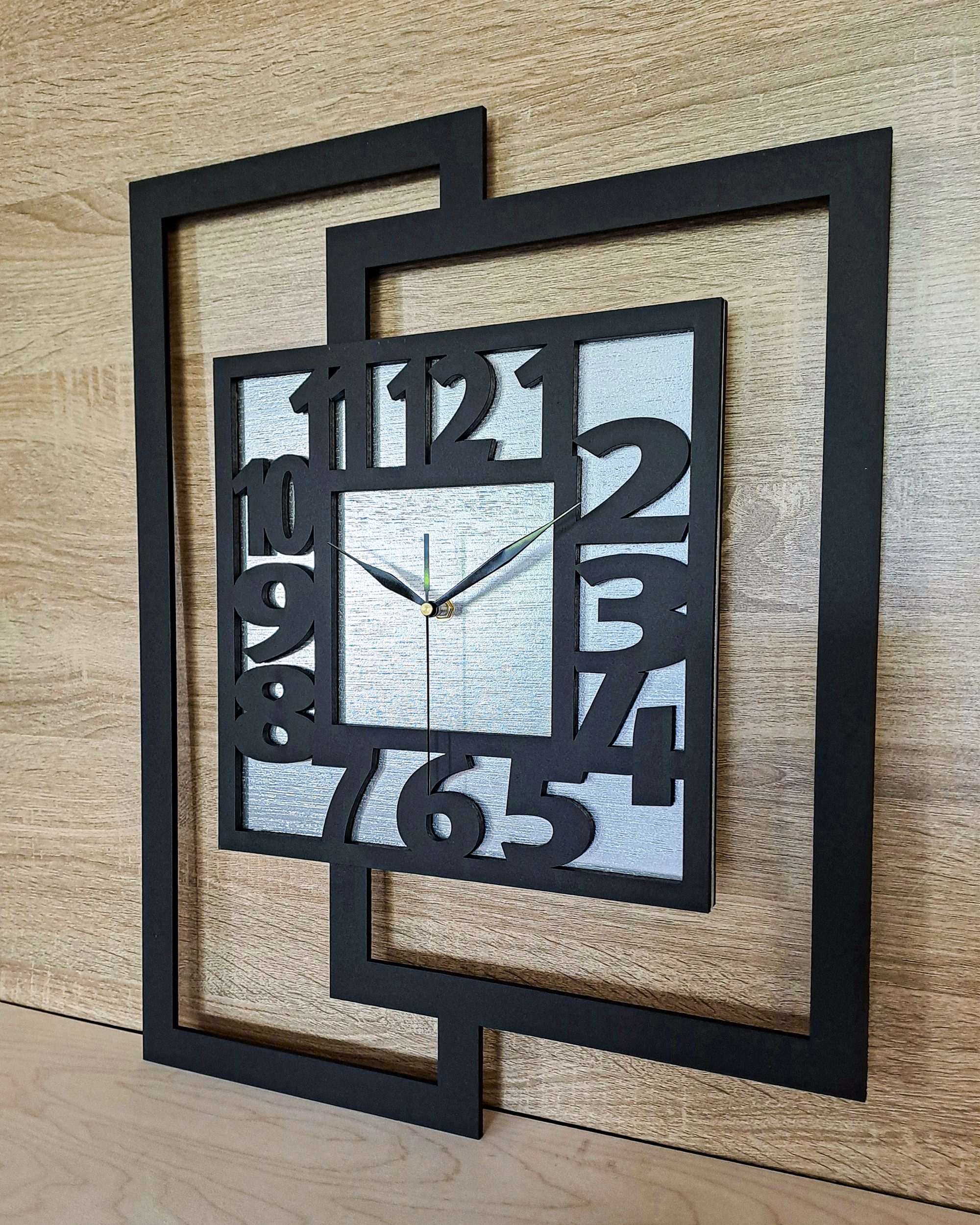 ORNAMENTI Wanduhr Große handgefertigte,moderne aus Holz, Hingucker,44 x 56 cm (Rechteckig vertikal, ohne Tickgeräusche für Wohnzimmer lesbare Ziffern) – Bild 4 von 5
