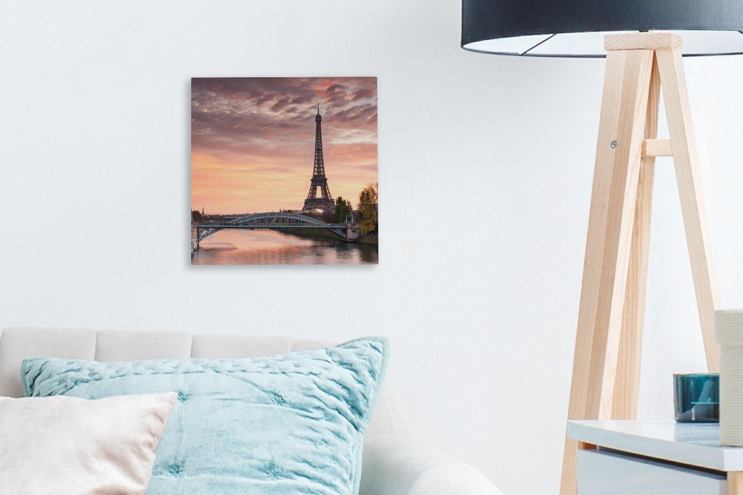 OneMillionCanvasses® Leinwandbild Ein wunderschöner orangefarbener dem Himmel Schlafzimmer über Eiffelturm Paris, in für St), Leinwand Bilder (1 Wohnzimmer