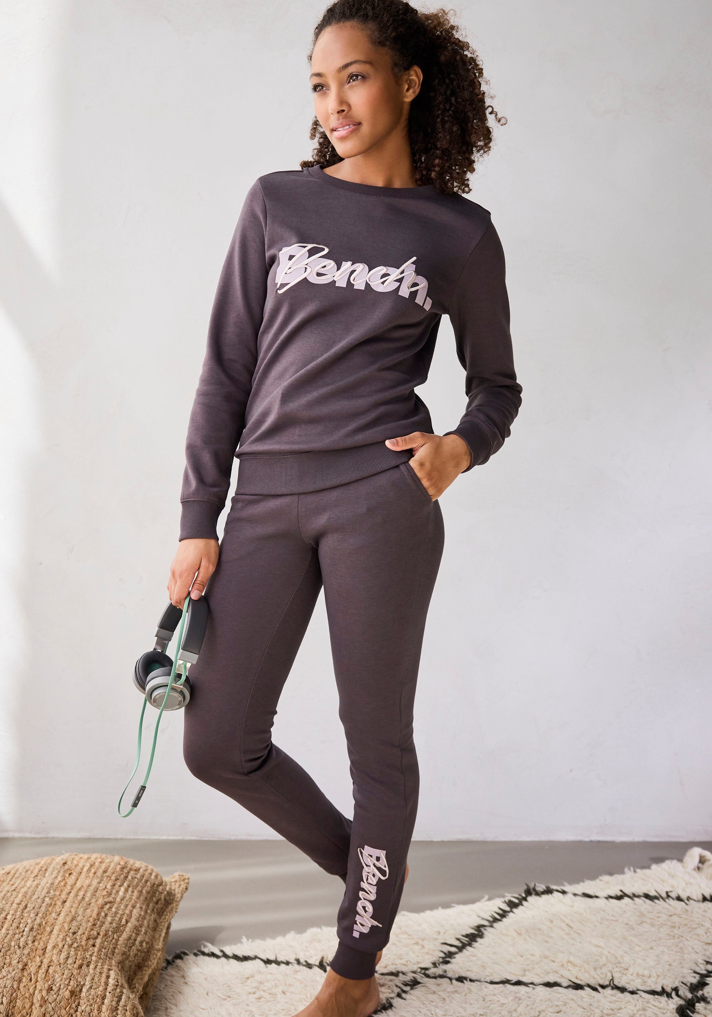 Bench. Loungewear Sweatpants mit Logodruck und Stickerei, Loungeanzug stone