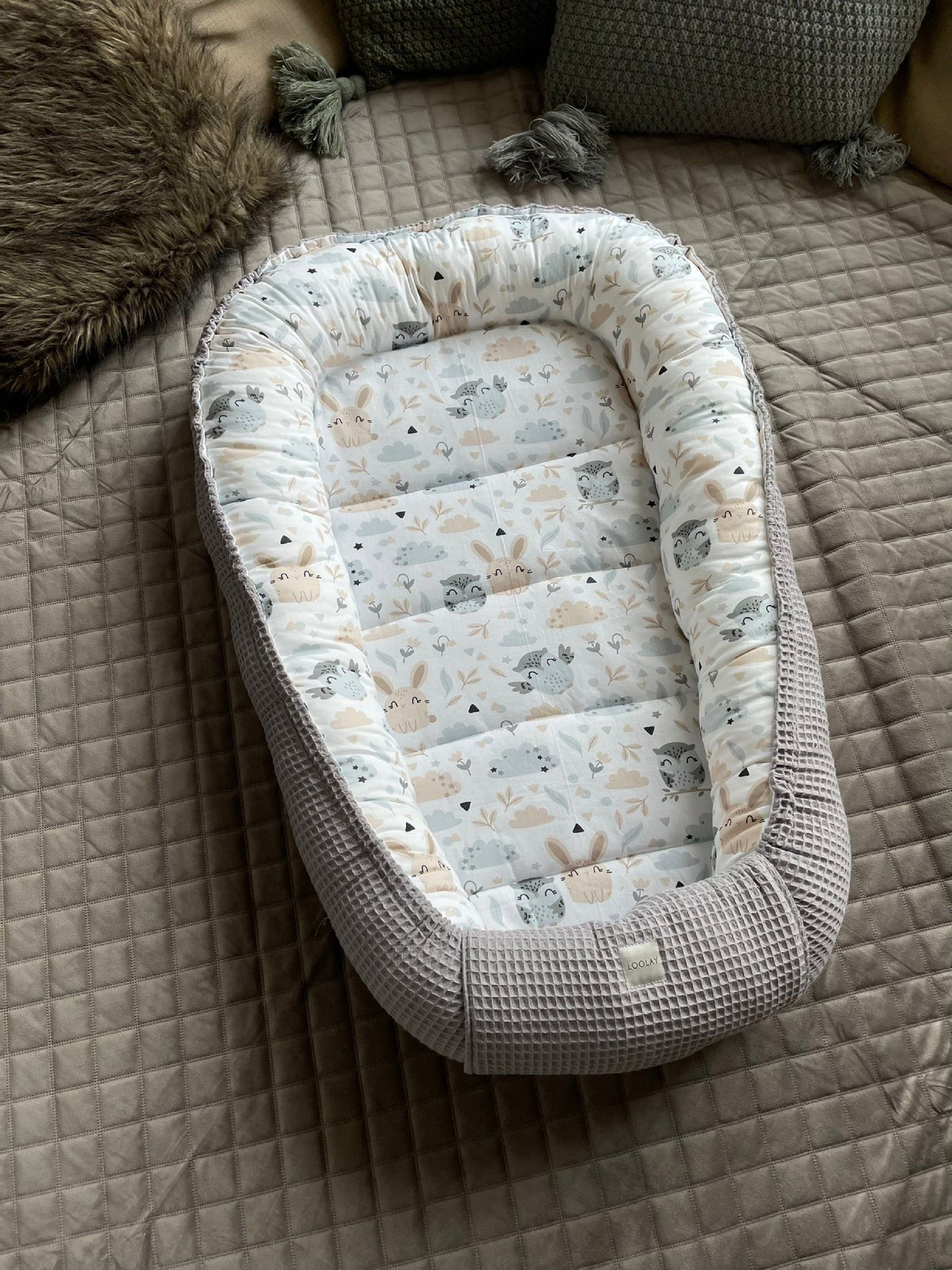 Loolay Bettnestchen GRAU Waffelpique/ HASE Beige Weiß BABYNEST Babyausstattung Neugeborene, (Super BABYGESCHENK Reisebett Nestchen SOLO/ o. in PREMIUM Geschenk SETS, 1-tlg., 4 Jahreszeiten ATMUNGSAKTIVER WAFFELSTOFF), LOOLAY® - 100% Europäische Stoffe und Kleinserien-Nähen!