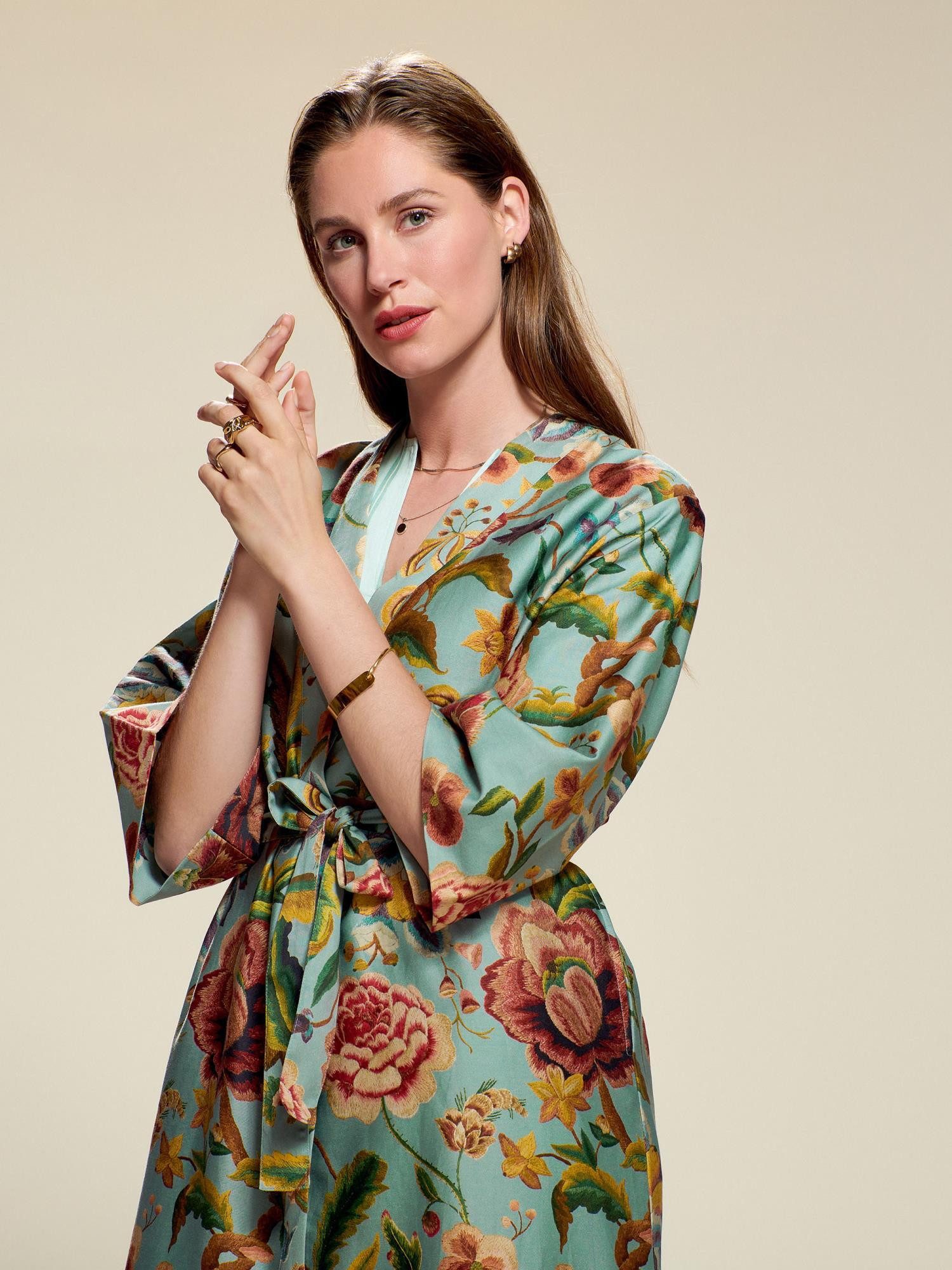 Essenza Kimono Juliet Roselina, Langform, Bio-Baumwollsatin (GOTS), Kimono-Kragen, Gürtel, aus Bio-Baumwollsatin mit romantischem Blumenprint – Bild 4 von 5
