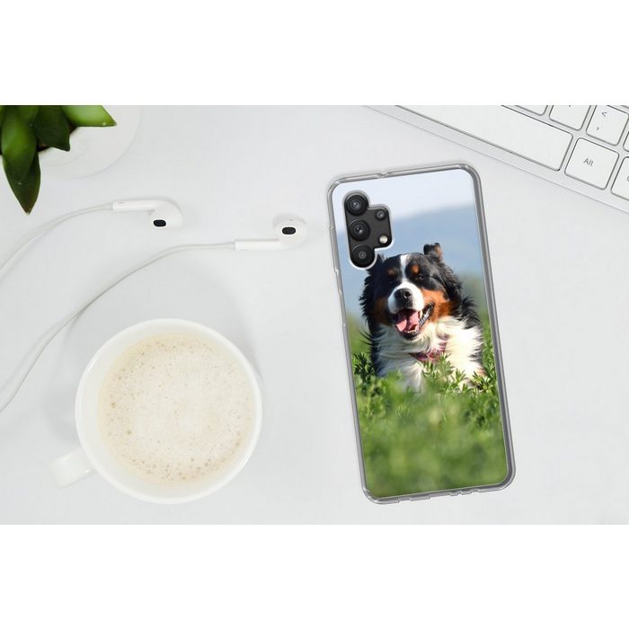 MuchoWow Handyhülle Ein Berner Sennenhund im hohen Gras Handyhülle Samsung Galaxy A32 5G Smartphone-Bumper Print Handy UK9978