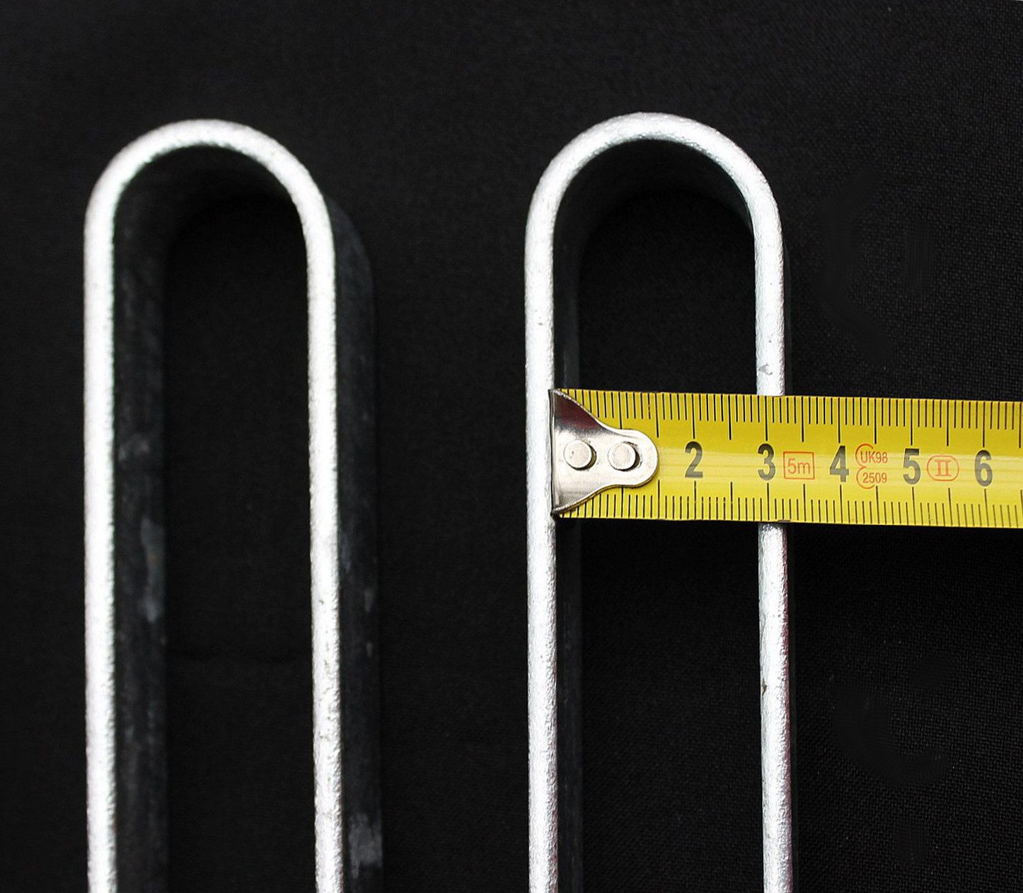 DanDiBo Bodenanker 4 Stück verzinkt XL Erdanker für Rosenbogen 30 cm Heringe, Erdspieß Bodenspieß Befestigung Verankerungs-Set