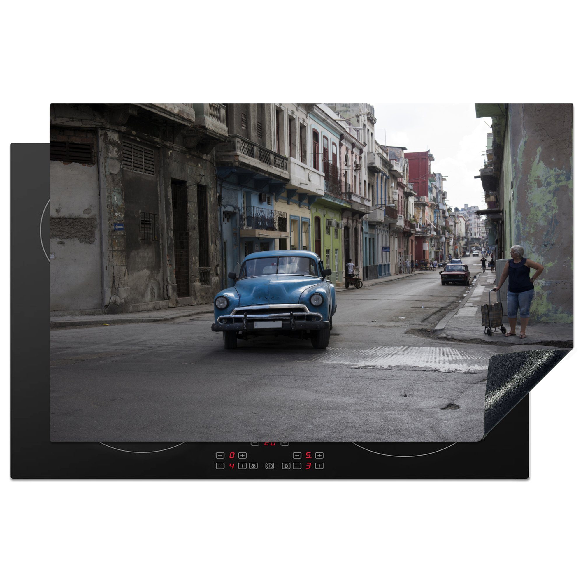 MuchoWow Herdblende-/Abdeckplatte Ein Blick auf die Straße mit einem kubanischen Oldtimer, Vinyl, (1 tlg), 81x52 cm, Induktionskochfeld Schutz für die küche, Ceranfeldabdeckung