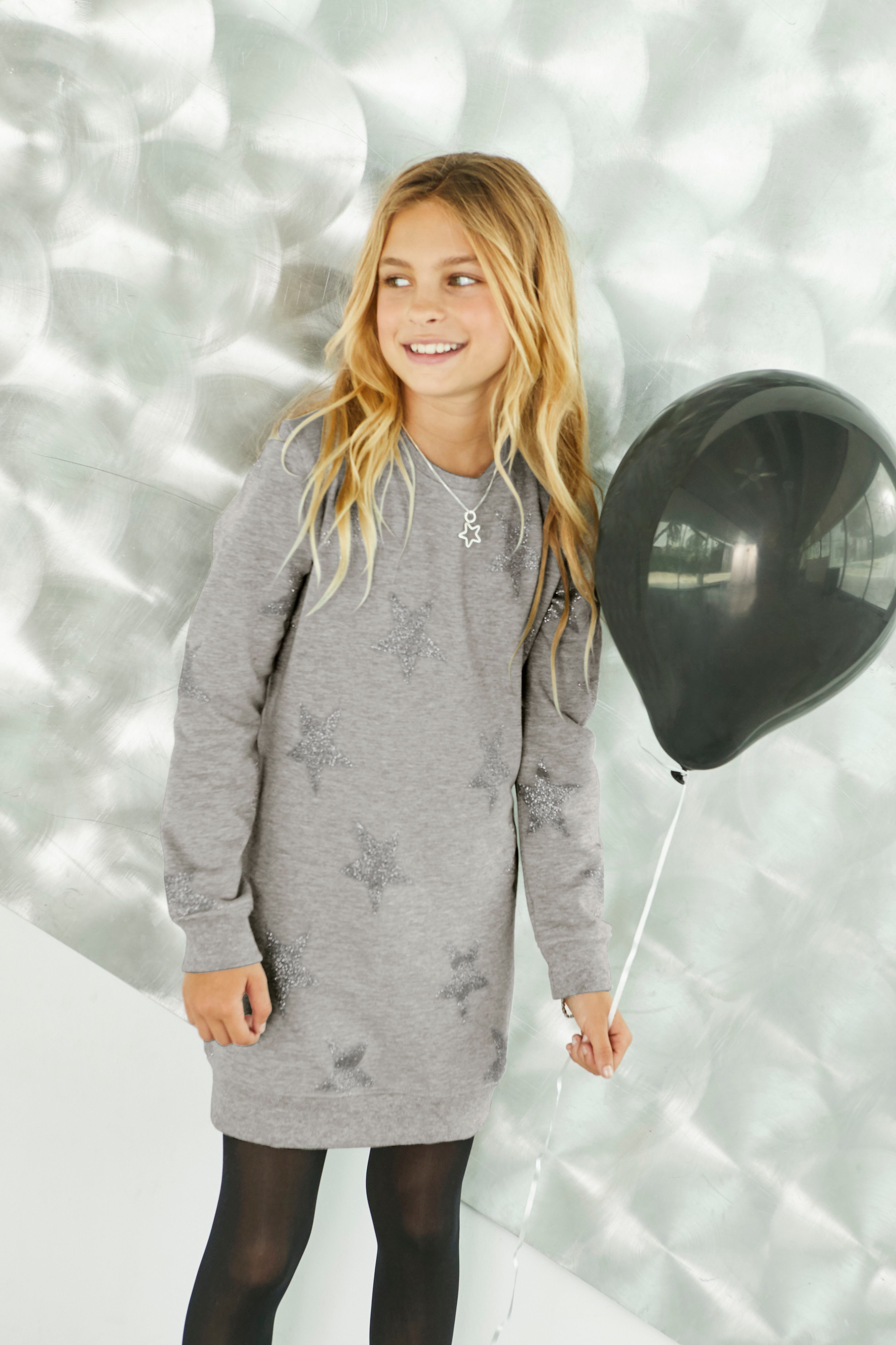 KIDSWORLD Sweatkleid Sterne-Allover Kleid Sweatkleid mit Glitzer für den Alltag, sportlicher Touch