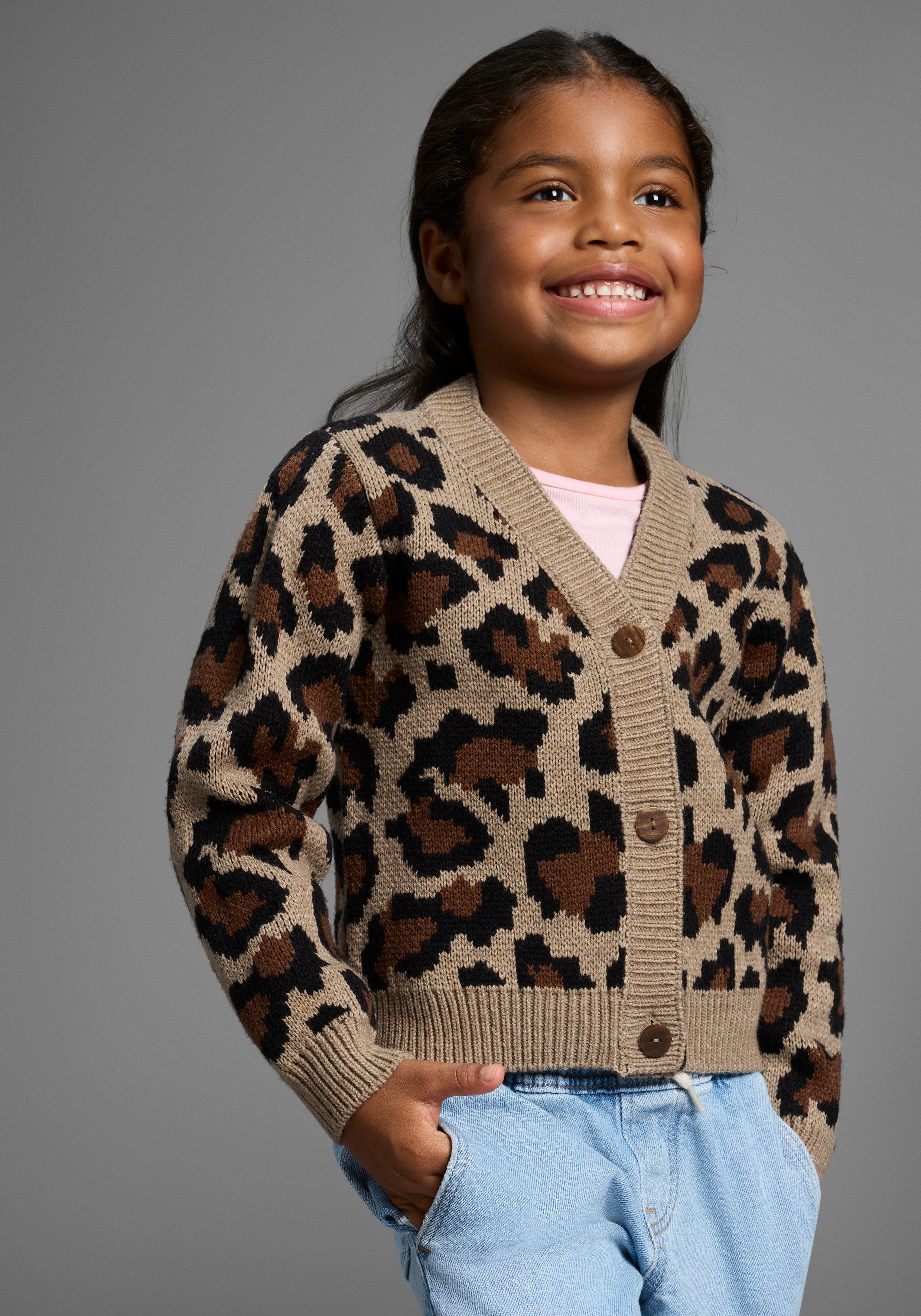KIDSWORLD Strickjacke Strickjacke mit Leo-Muster Strickjacke in Leo-Optik