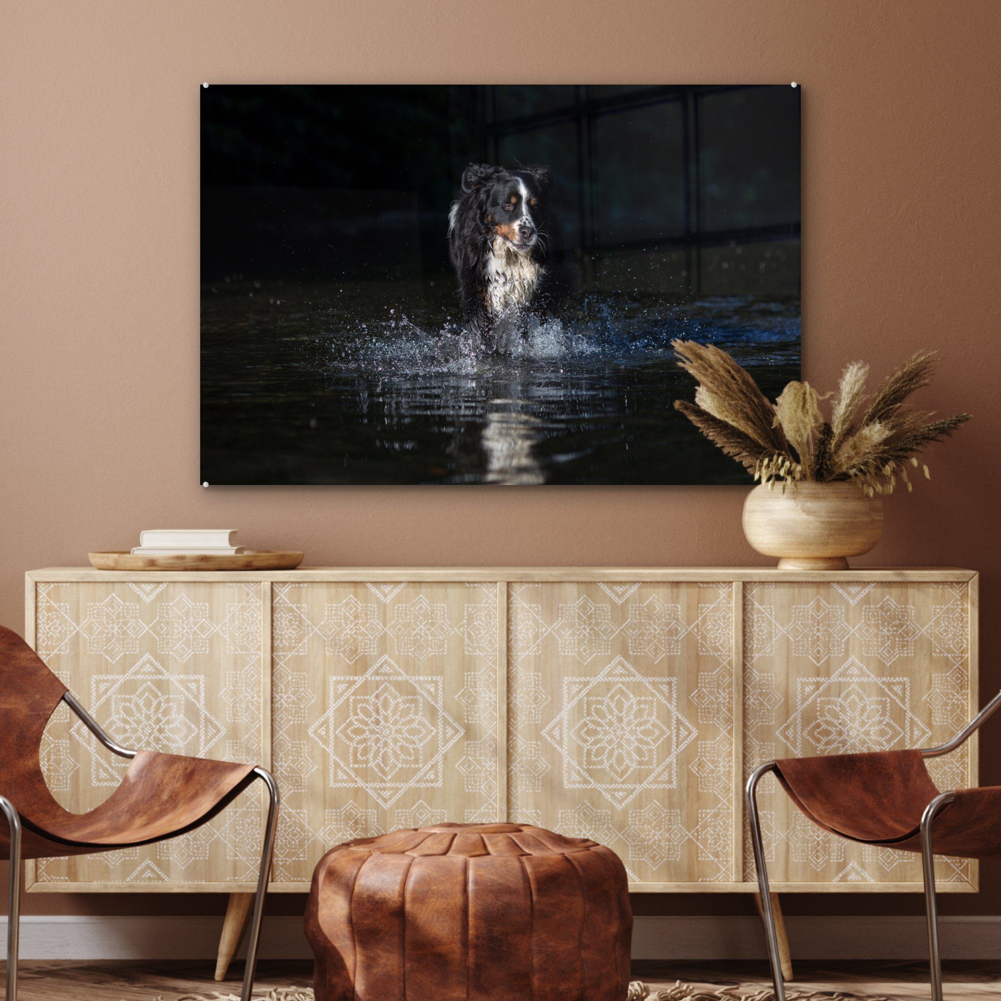 & Schlafzimmer schwarzem im auf St), Acrylglasbild (1 MuchoWow Hund Wohnzimmer Acrylglasbilder Wasser Hintergrund,