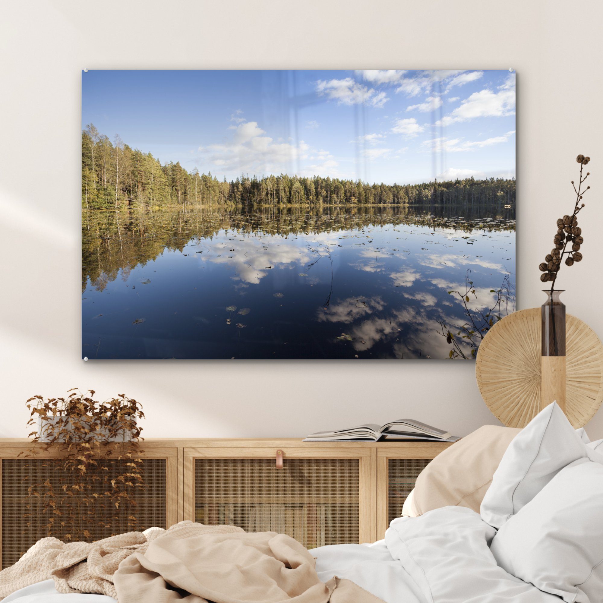 Wolken über St), MuchoWow am (1 im spiegelnden in, See Schlafzimmer Acrylglasbild Himmel Wohnzimmer Nuuksio-Nationalpark & einem Acrylglasbilder