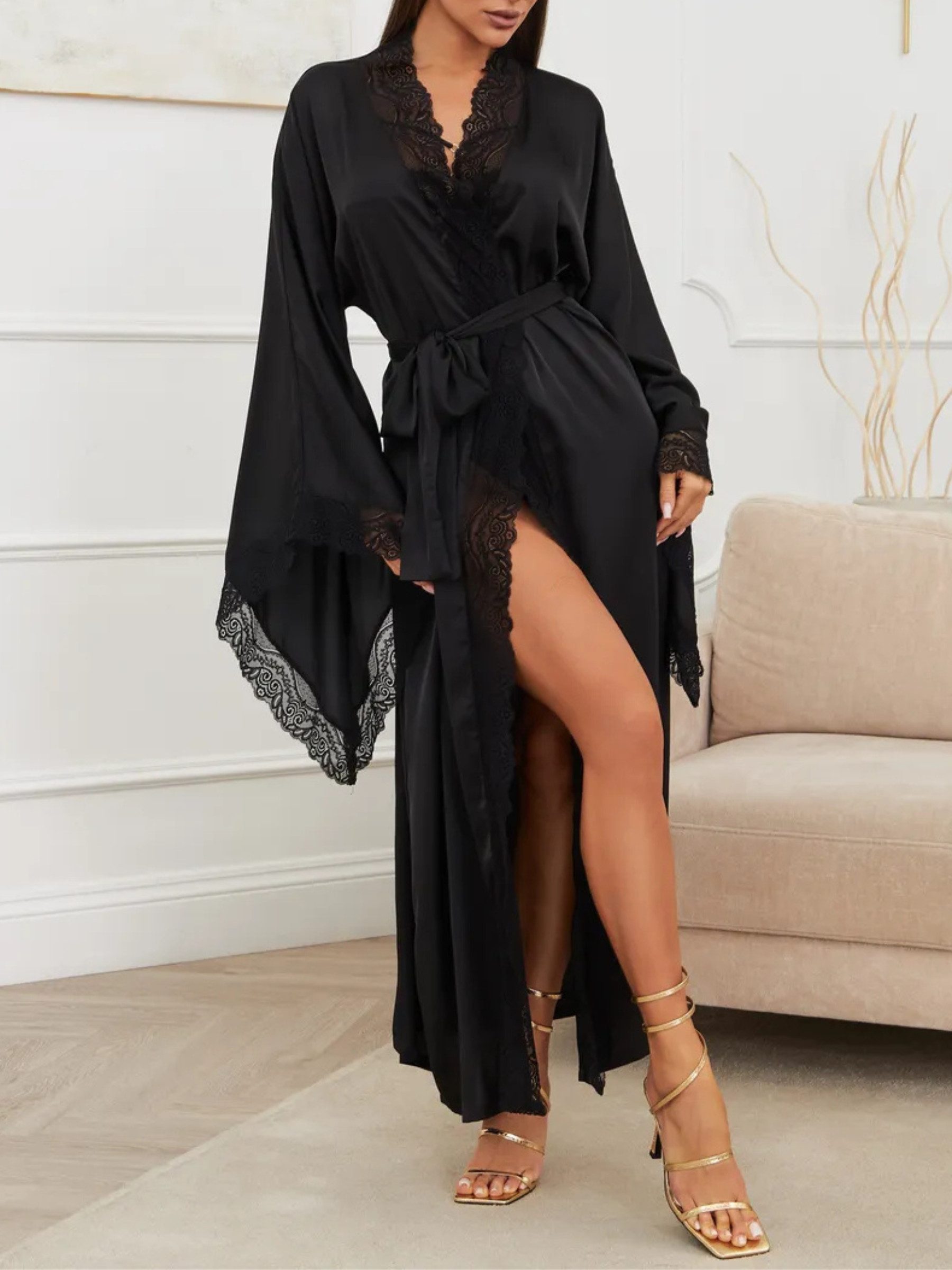 Elegant Love Kimono Damen-Morgenmantel aus Satin mit feiner Spitze und weiten Ärmeln, Gürtel Spitzenbesatz, V-Ausschnitt, lange Form, Bindeband, Robe in Schwarz mit Spitzenbordüre und Taillenschnürung - Hausmantel