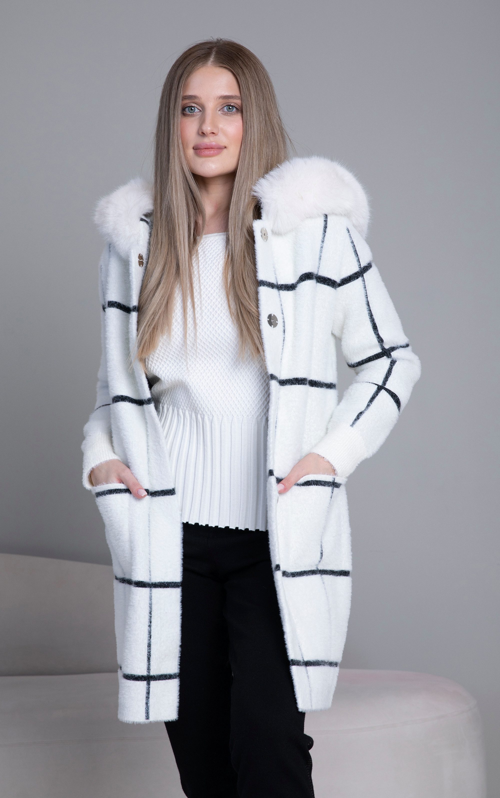 Passioni Strickmantel in Ecru mit Kapuze und Pelzbesatz