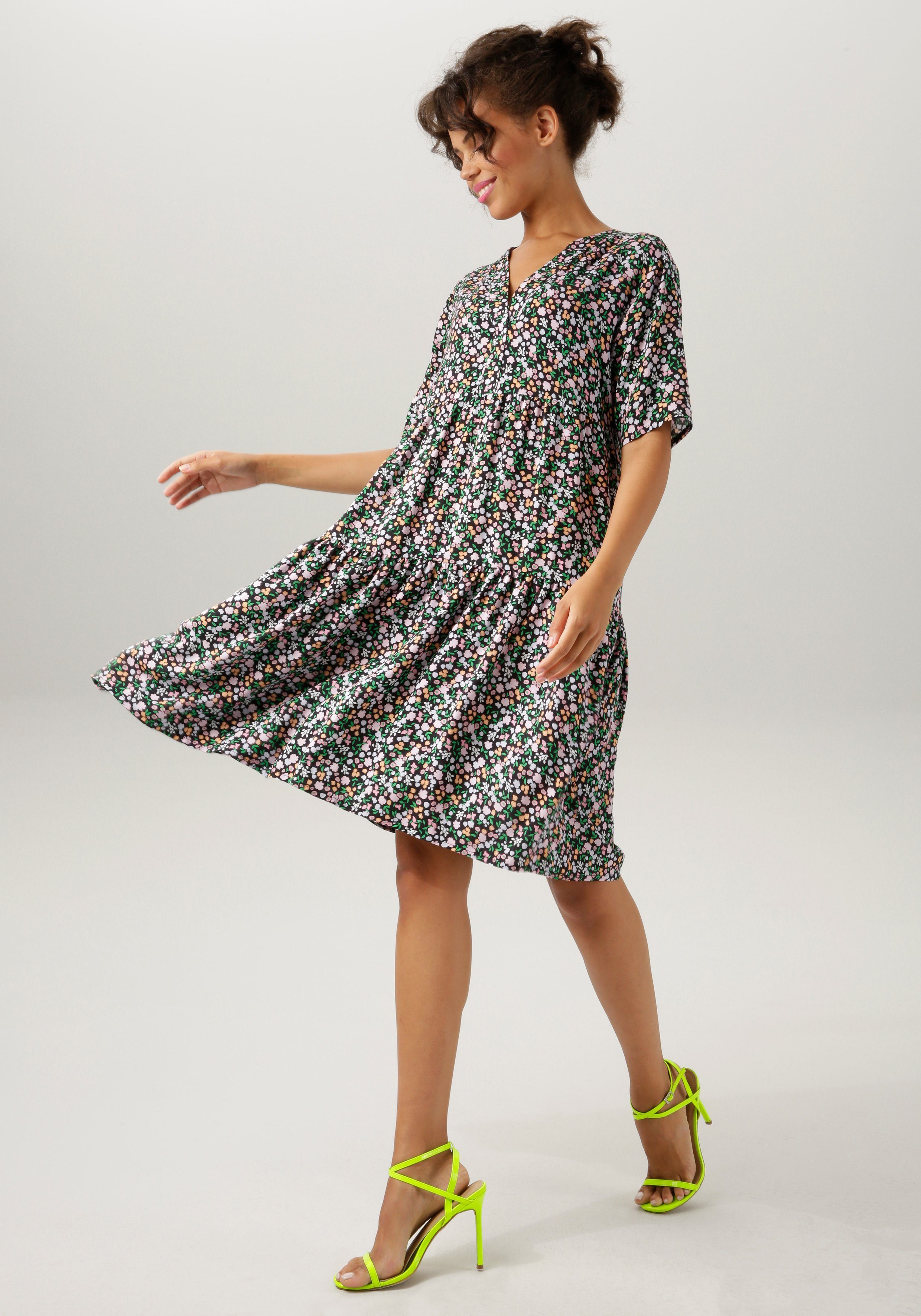 Aniston CASUAL Sommerkleid mit buntem Minimal-Blumendruck