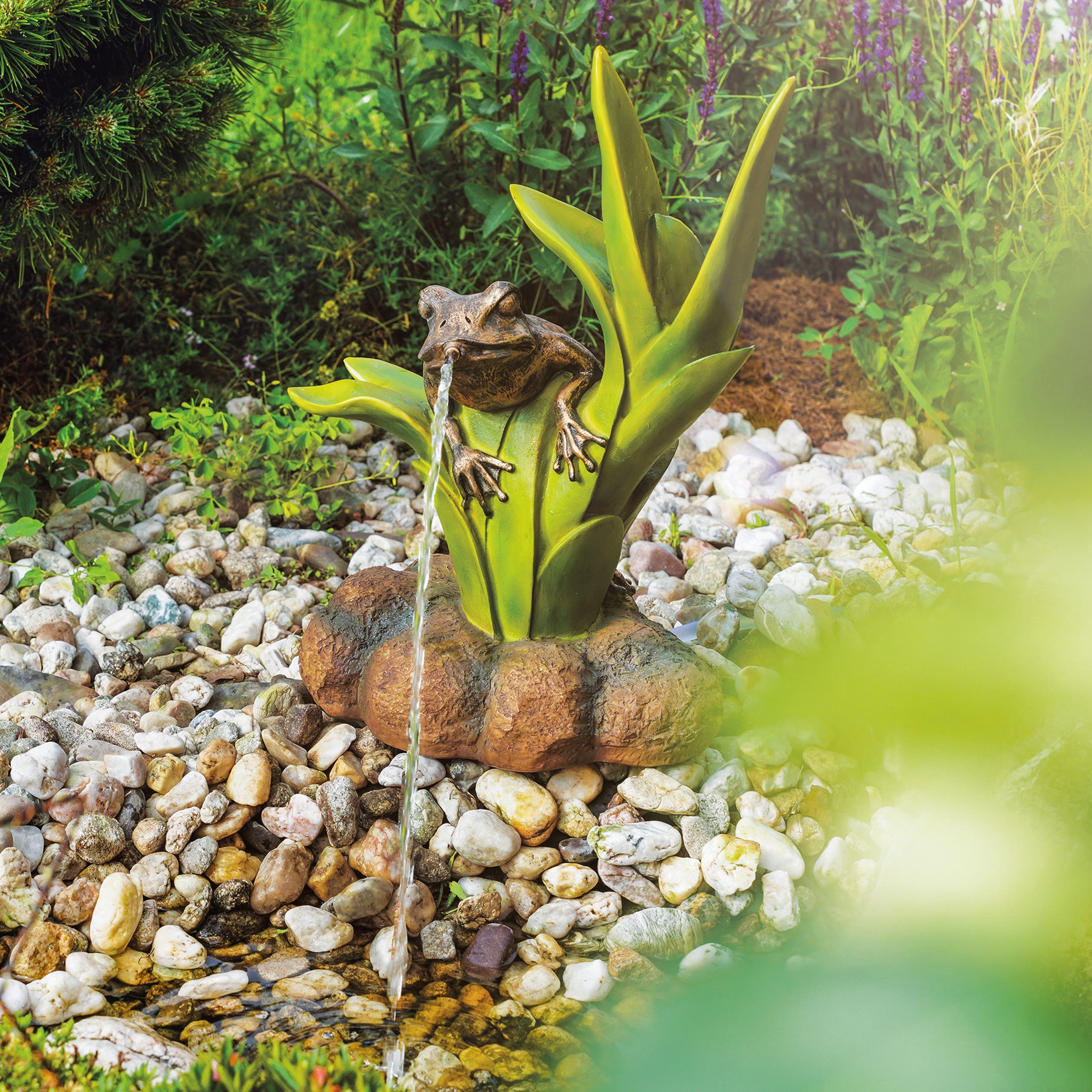 esotec Wasserspeier Solar Teichfigur Komplettset Frosch sitzend auf Blätter H=46cm 101661 (Komplettset)