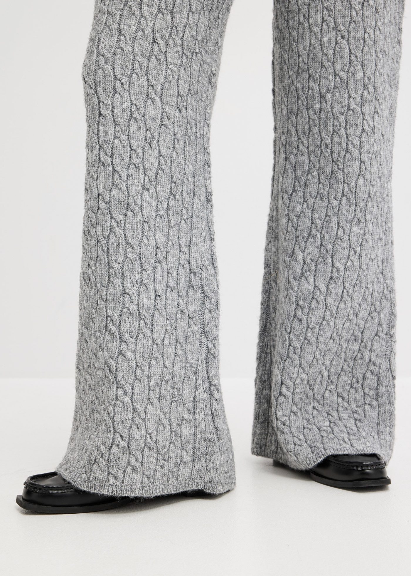 bonprix Stoffhose aus Polyester und Wolle, Loose Fit, weite Beinform, mit Zopfmuster