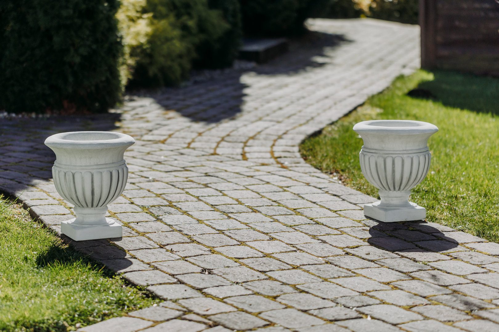 gartendekoparadies.de Pflanzkübel 2 Pflanzvasen Steinguss Set 39 cm je 27 kg (2er-Set), Frostsicher – Bild 3 von 5