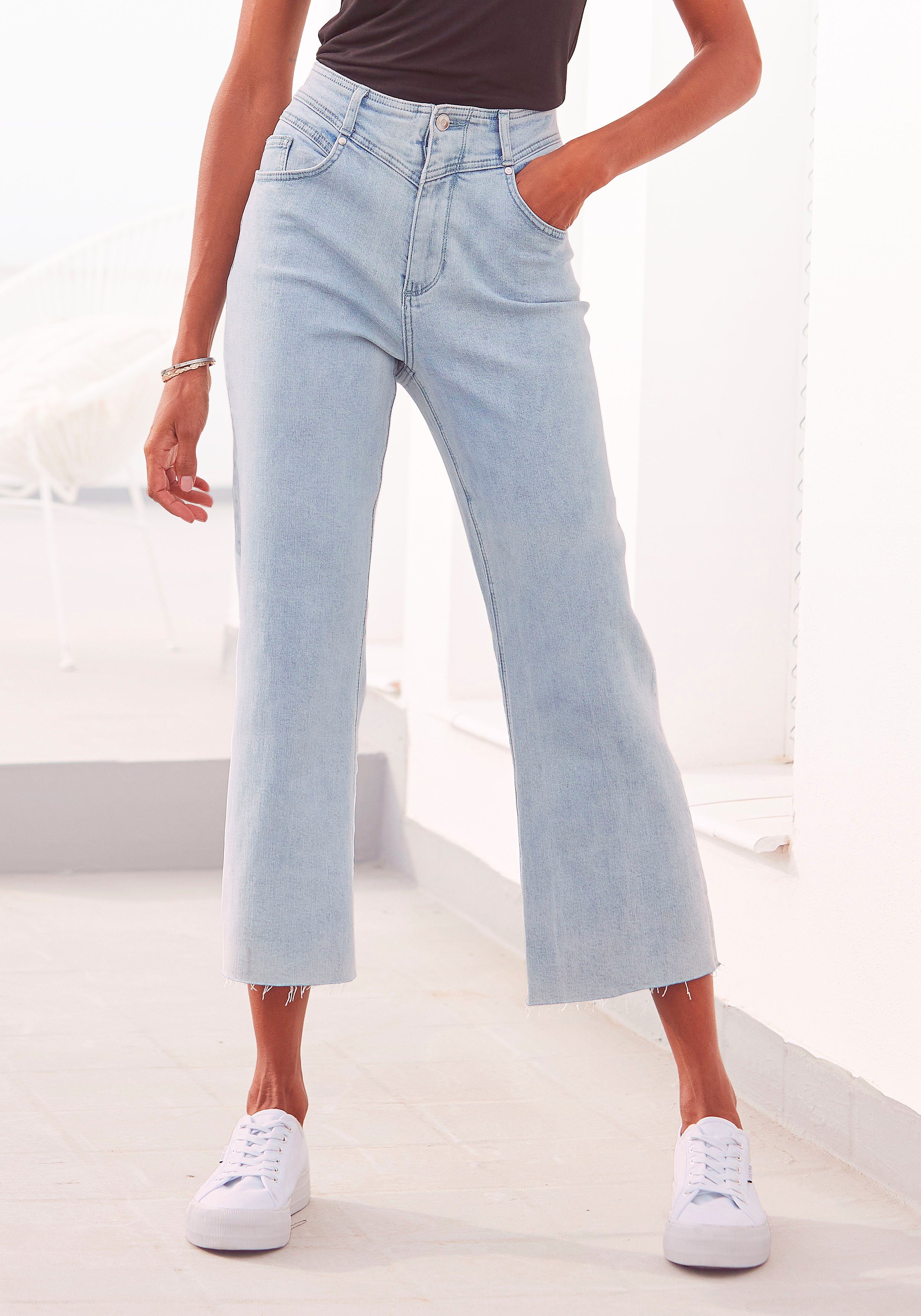 LASCANA 7/8-Jeans mit leicht ausgefransten Beinabschlüssen hellblau-washed | Weite Jeans