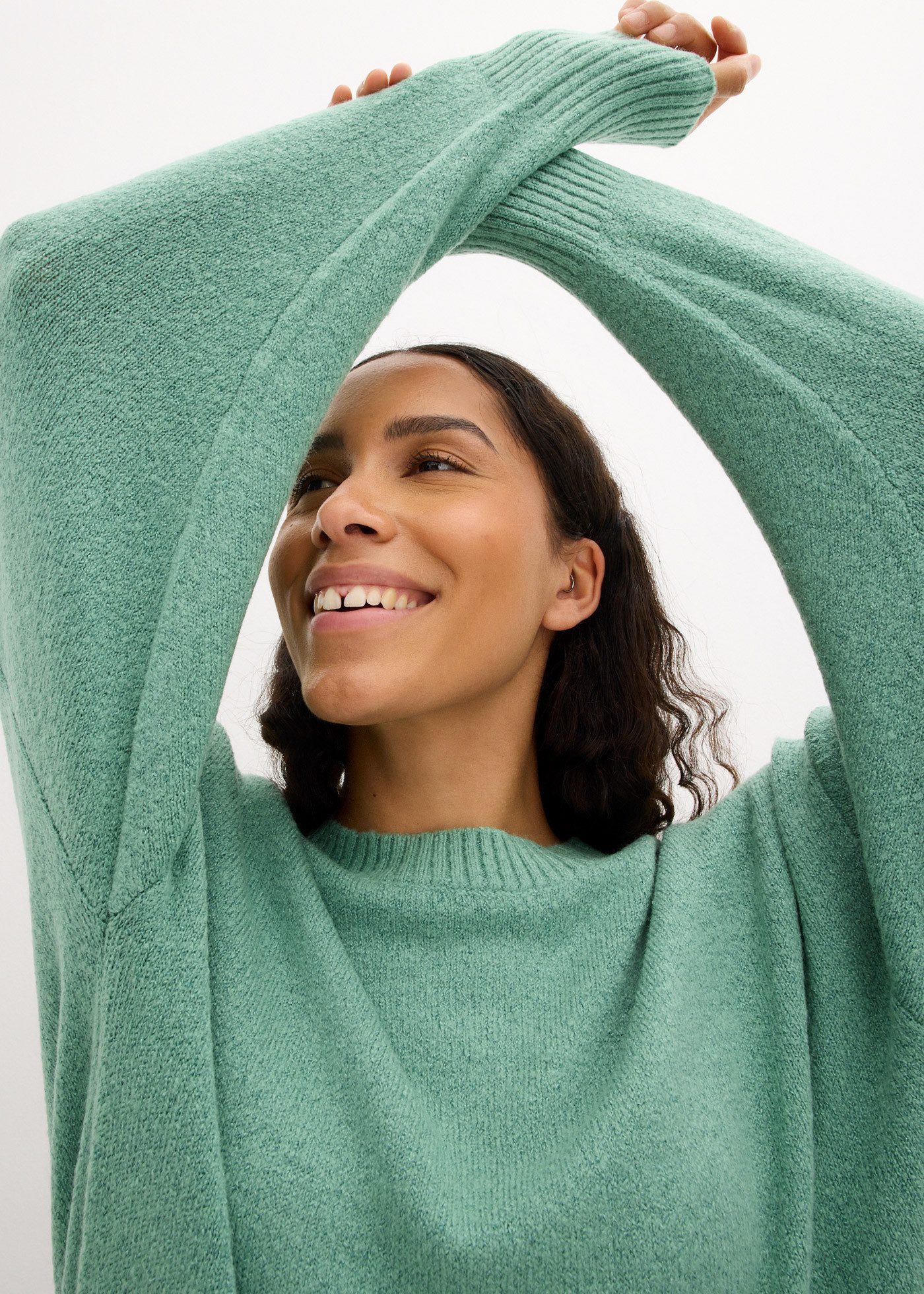 bonprix Sweatkleid aus Materialmix, Oversize Passform, knielang, mit Seitenschlitzen
