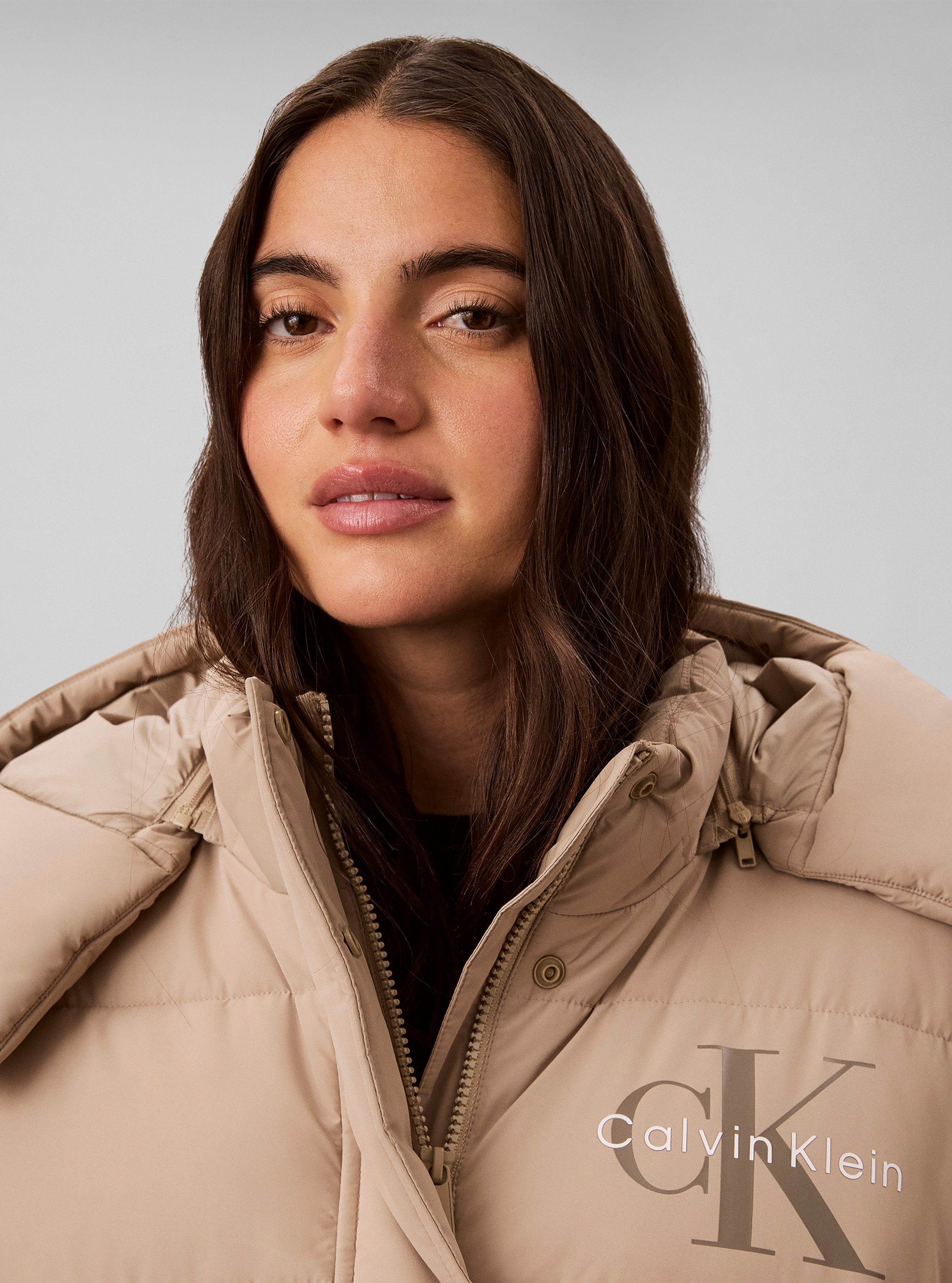 Calvin Klein Jeans Steppjacke MATTE MONOLOGO SHORT PUFFER Mit Kapuze, Logoschriftzug