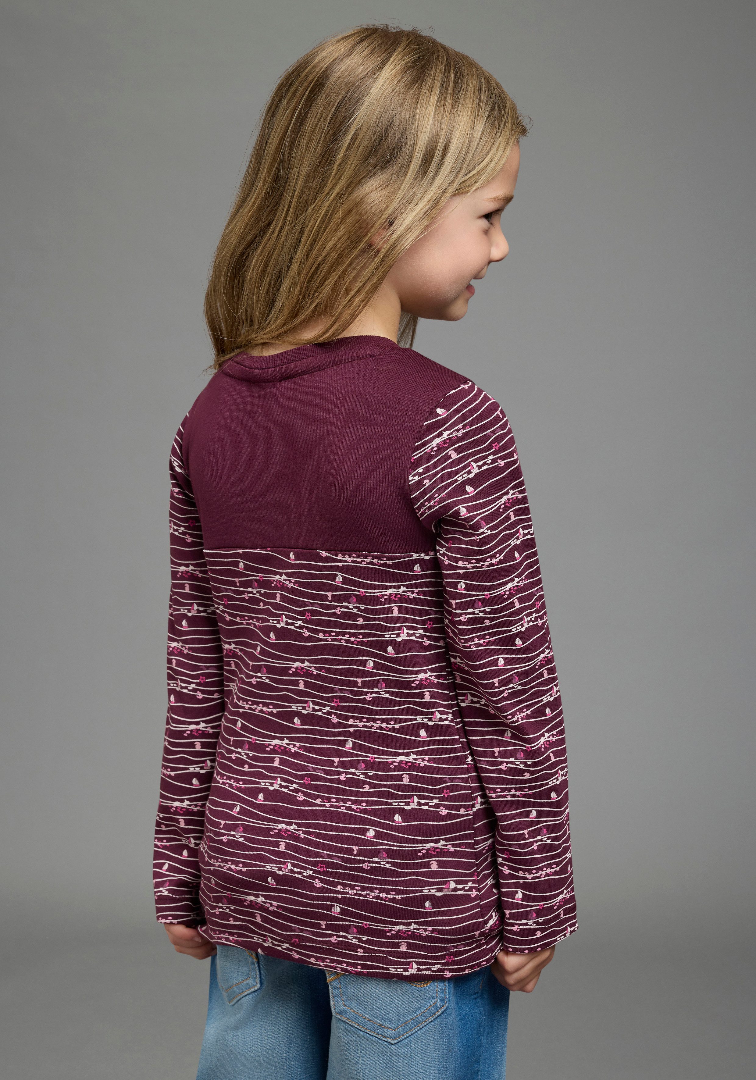 KangaROOS Langarmshirt Shirt mit Allover-Druck eng anliegende Passform, langärmlig, mit Passe, hüftlang