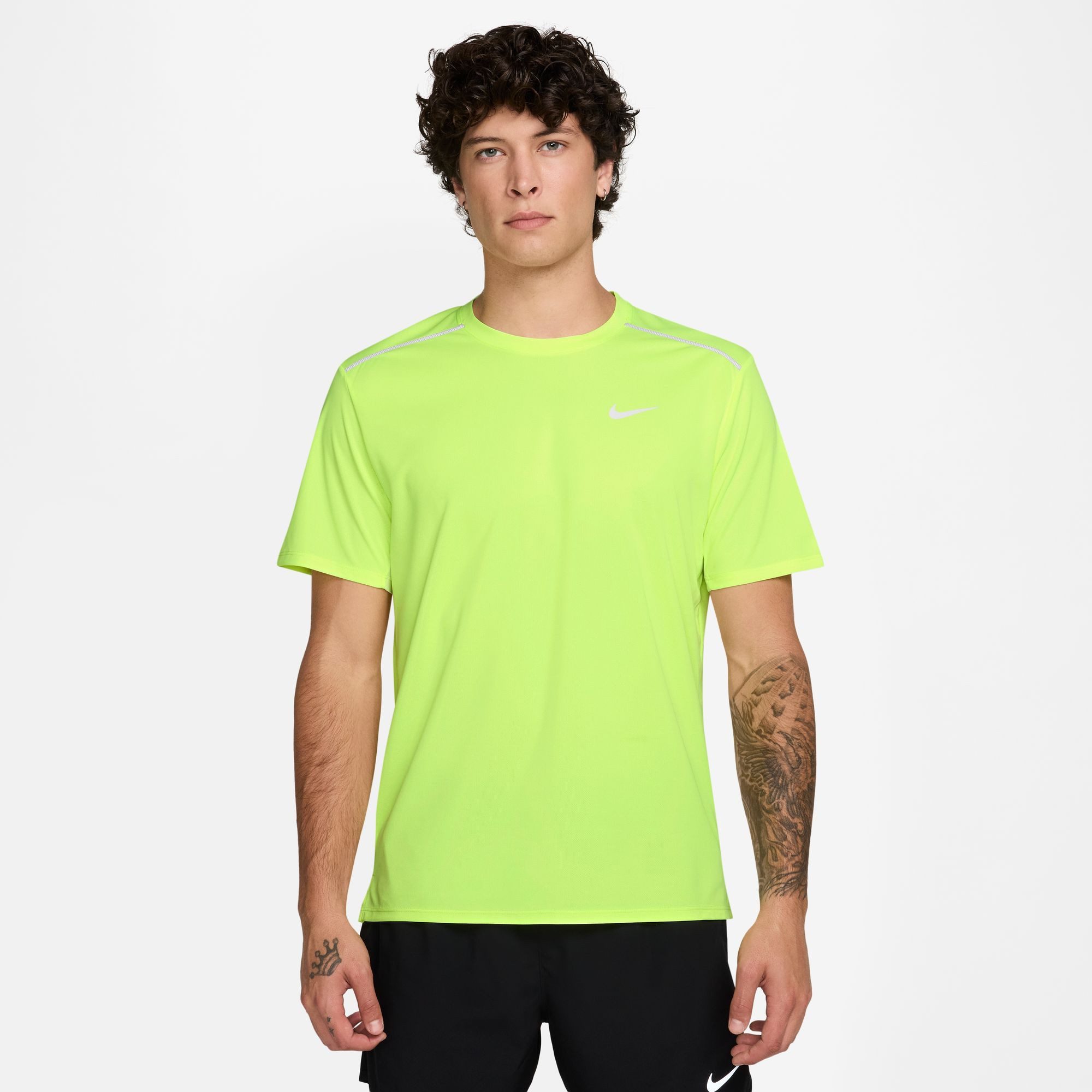 Nike Laufshirt M NK DF UV MILER SS sportlicher Schnitt, mit kurzen Ärmeln, mit reflektierenden Details