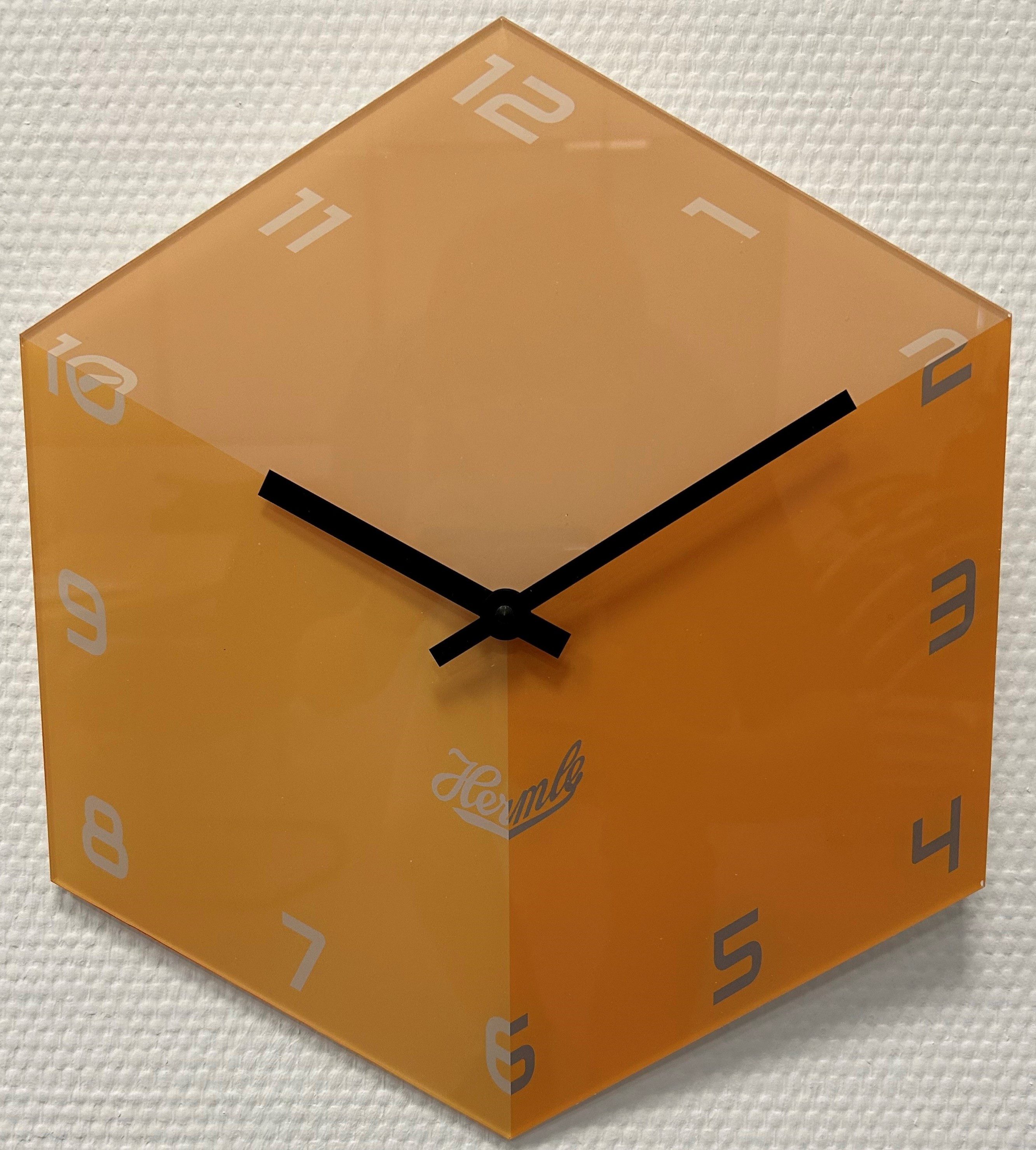 Hermle Wanduhr Sechseckuhr 3-D Würfel Rot mit weißen arabischen Zahlen (3D Optik)
