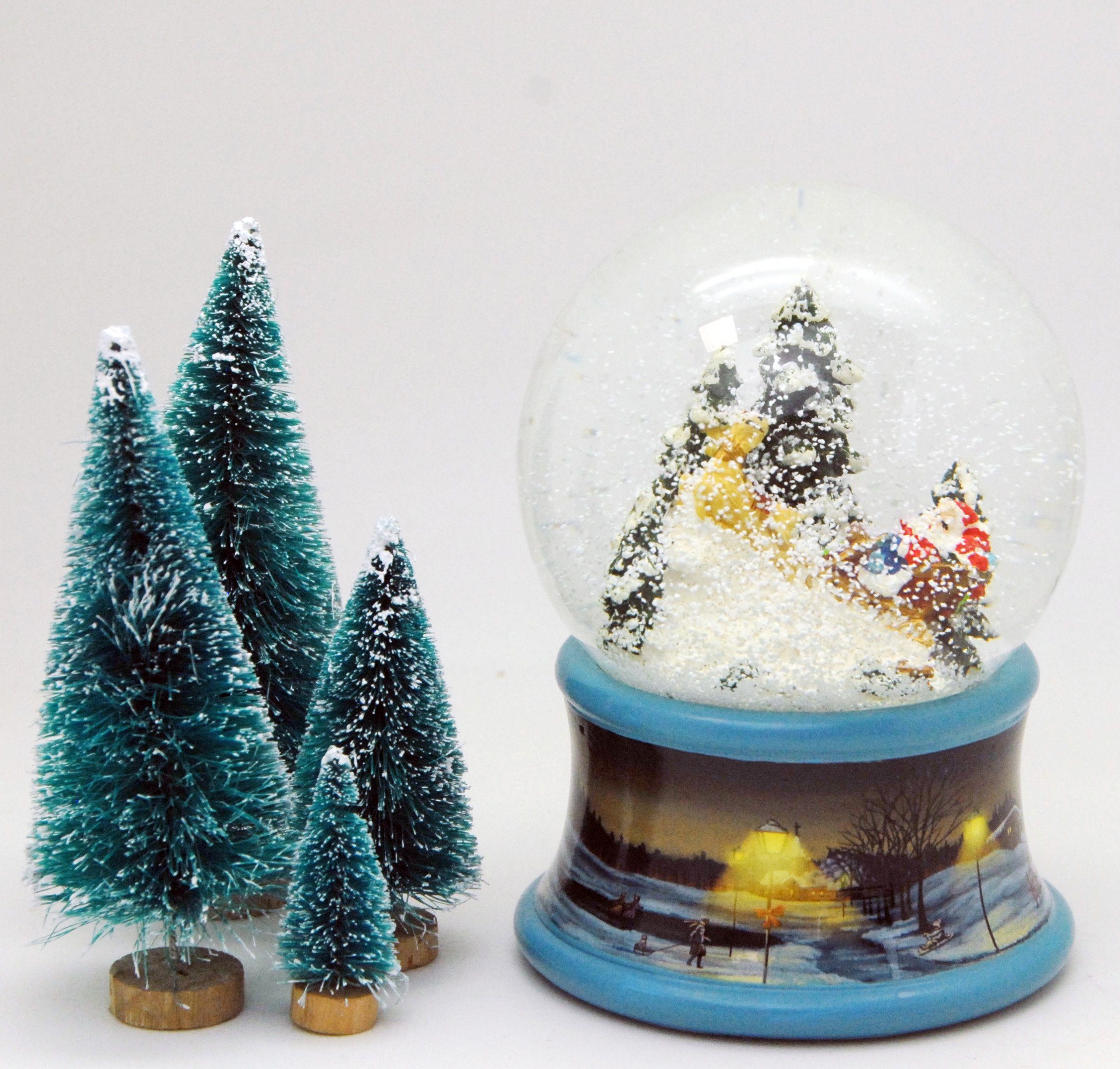 auf Spieluhr 10 cm Schneekugel Weihnachtsmann blau Rentierschlitten Sockel im MINIUM-Collection