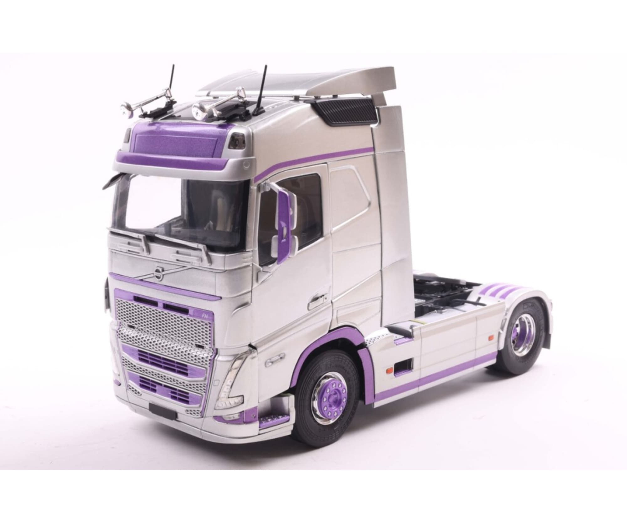 Solido Modellauto Solido 1:24 Volvo FH Globetrotter XL silb./lila Standmodellauto
