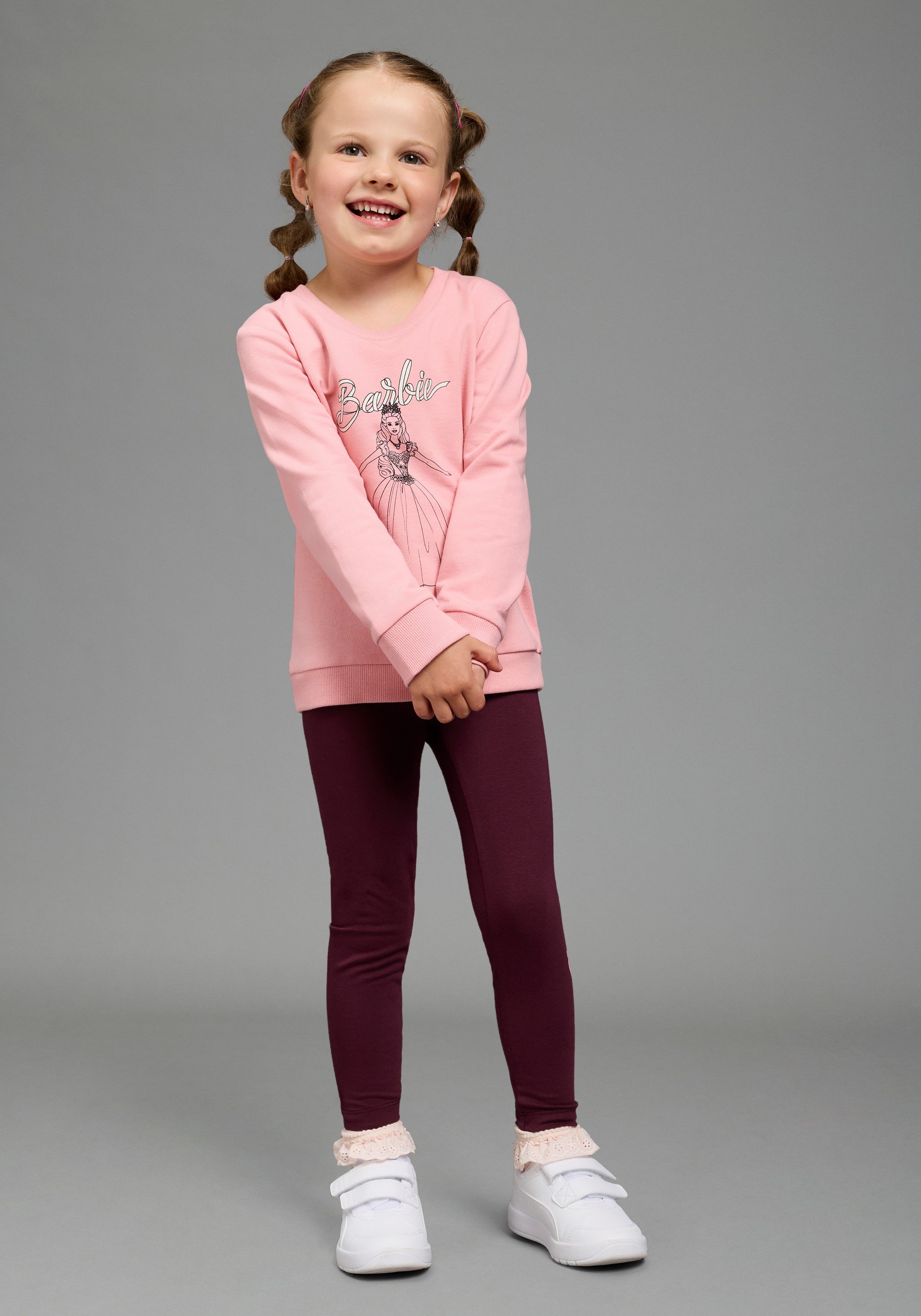KIDSWORLD Sweatshirt BARBIE Glitzerdruck Sweatshirt, Mattel BARBIE Nussknacker Sweat mit Glitzerprint, langärmlig, Basic-Passform – Bild 4 von 5